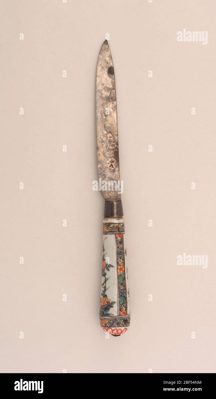 Coltello. Lama a balestra con bordo superiore diritto. Piano di appoggio. Ghiera conica in argento con tracce di doratura. Manico in porcellana bianca rastremato con estremità arrotondata Foto Stock Coltello. Lama a balestra con bordo superiore diritto. Piano di appoggio. Ghiera conica in argento con tracce di doratura. Manico in porcellana bianca rastremato con estremità arrotondata Foto Stock