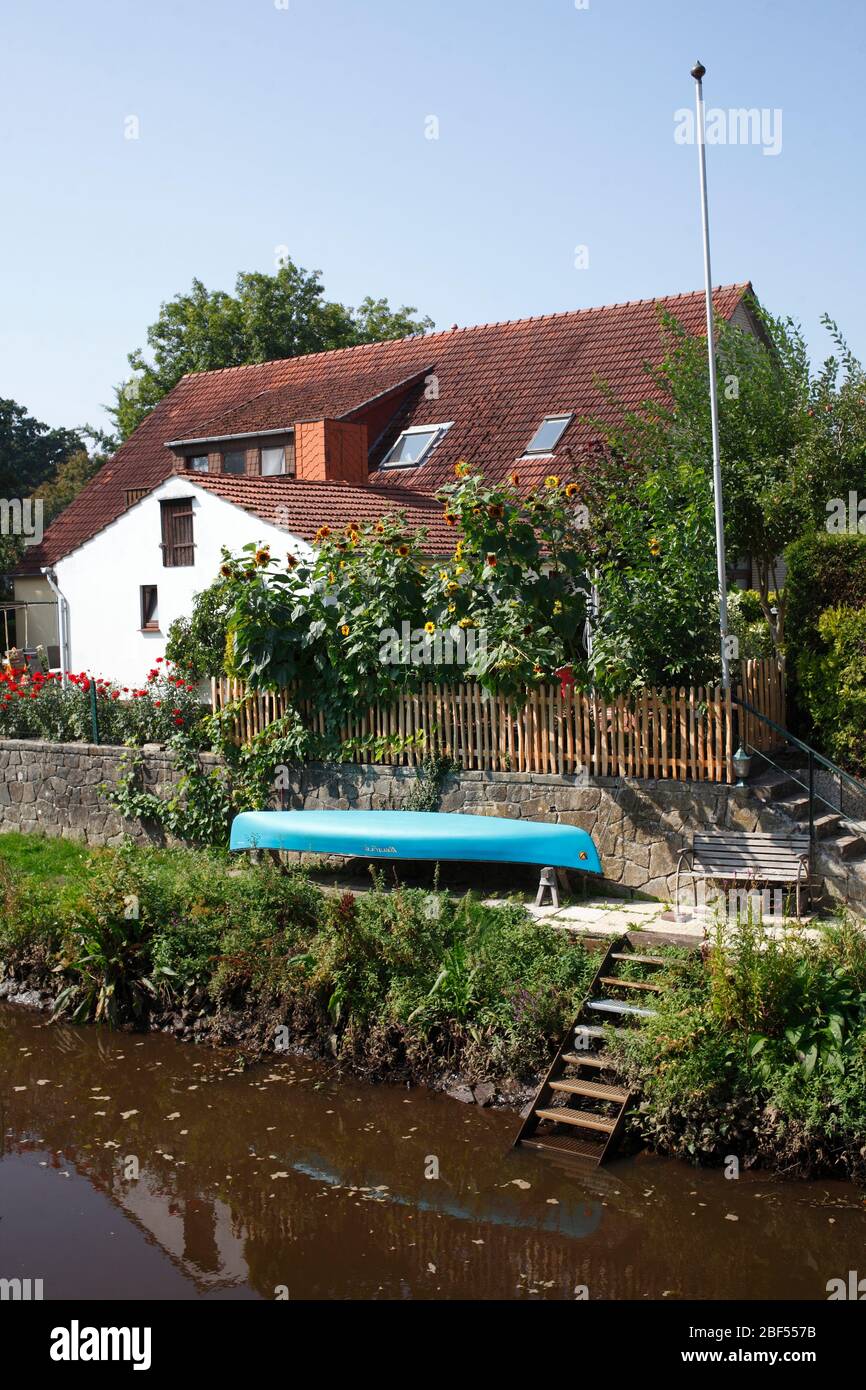Case residenziali con giardino e barca sul fiume Wörpe, Lilienthal, bassa Sassonia, Germania, Europa Foto Stock
