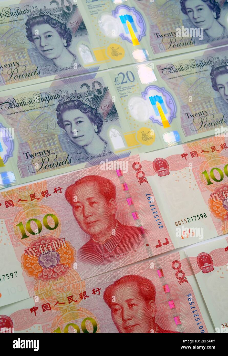 Le banconote in sterlina britannica e yuan cinese in renminbi sono state collocate l'una all'altra. Messa a fuoco selettiva. Concetto per denaro, economia, finanza, valuta Foto Stock