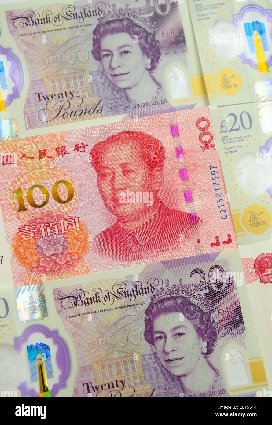 Le banconote in sterlina britannica e yuan cinese in renminbi sono state collocate l'una all'altra. Messa a fuoco selettiva. Concetto per denaro, economia, finanza, valuta Foto Stock