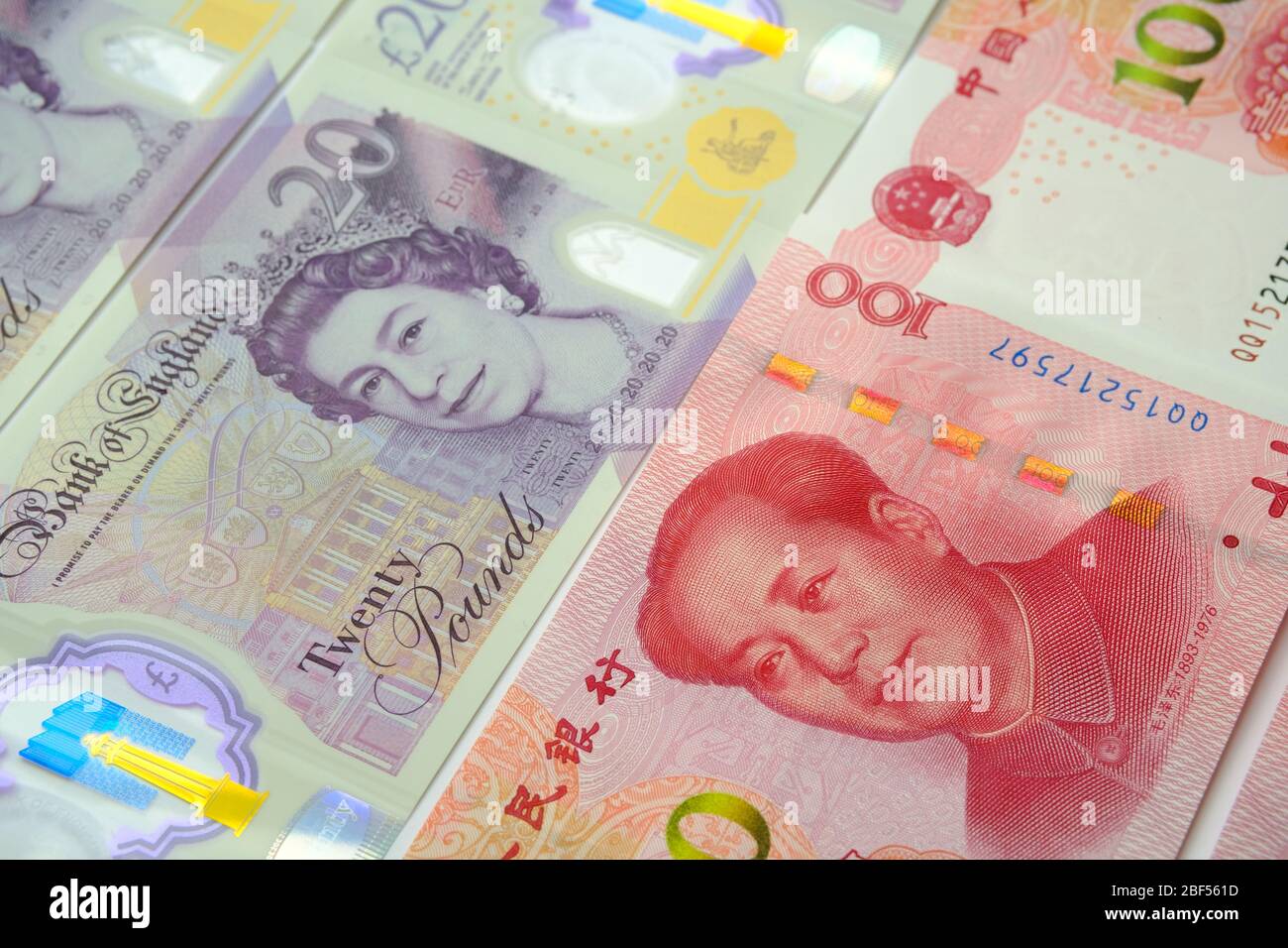 Le banconote in sterlina britannica e yuan cinese in renminbi sono state collocate l'una all'altra. Messa a fuoco selettiva. Concetto per denaro, economia, finanza, valuta Foto Stock