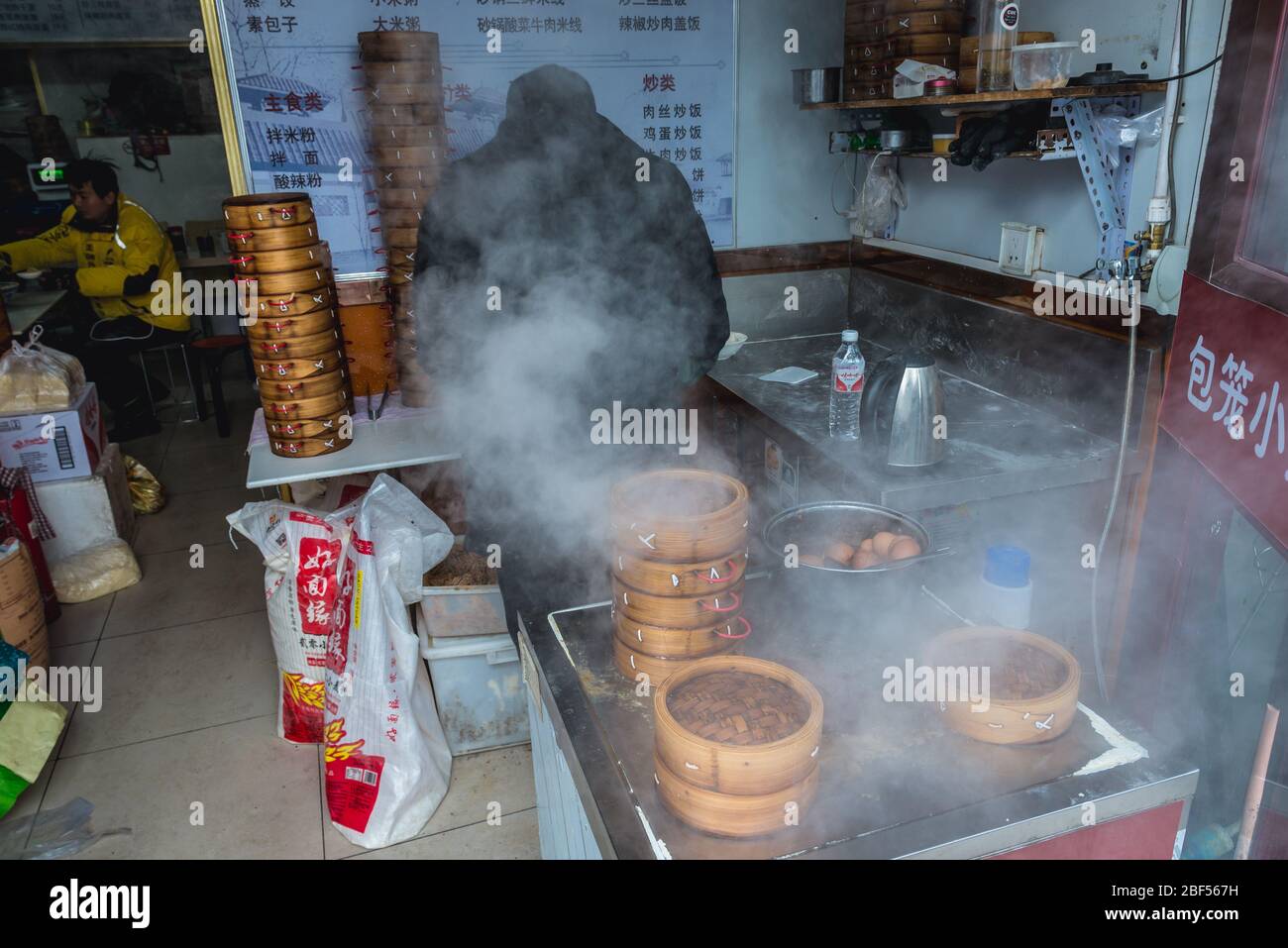 Piccolo negozio con gnocchi al vapore in vendita nella zona di Chaoyangmen del distretto di Dongcheng a Pechino, Cina Foto Stock