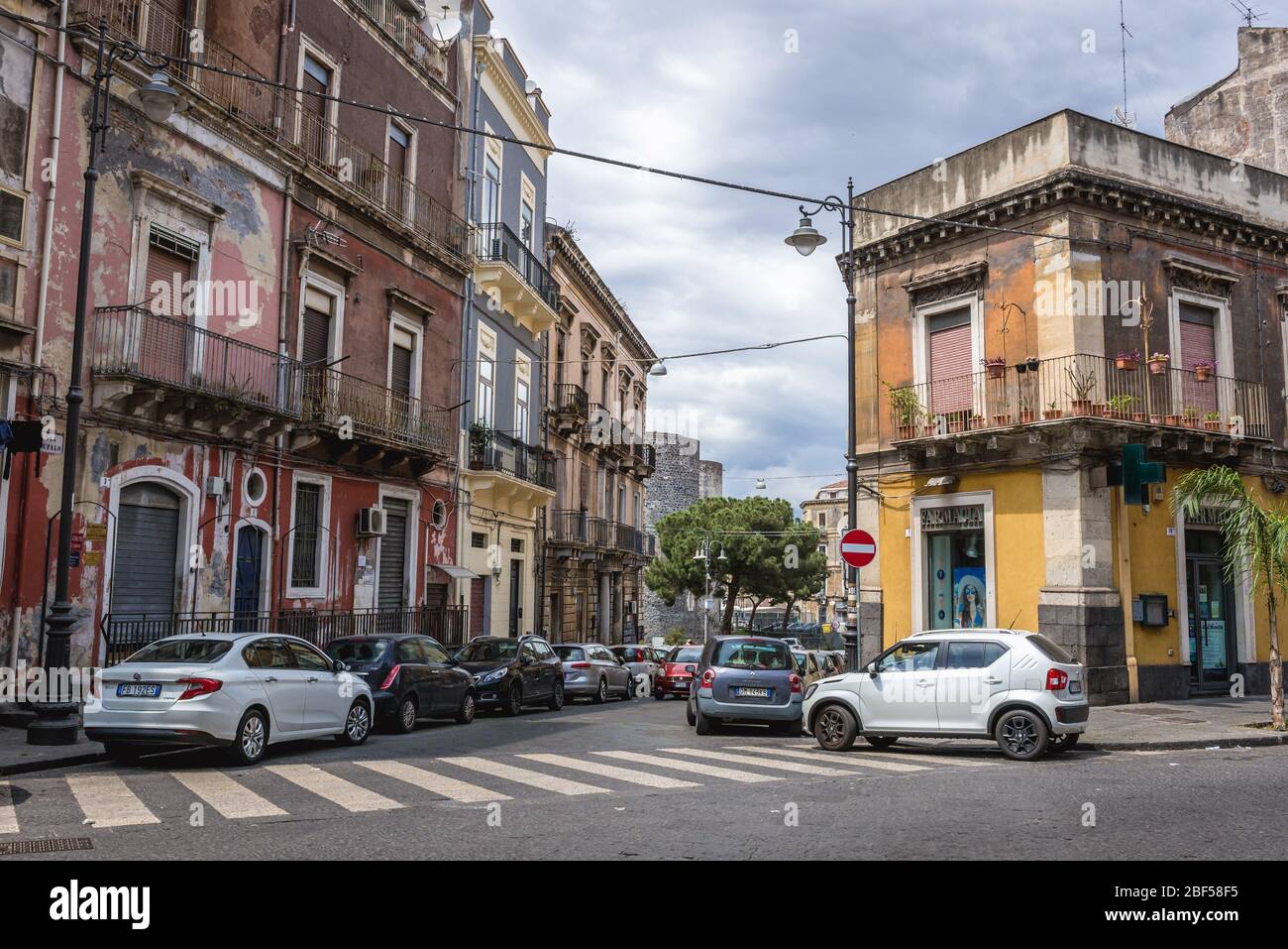 Antichi affittuari di Catania, seconda città più grande d'Italia dell'isola siciliana, vista con il castello di Ursino sullo sfondo Foto Stock