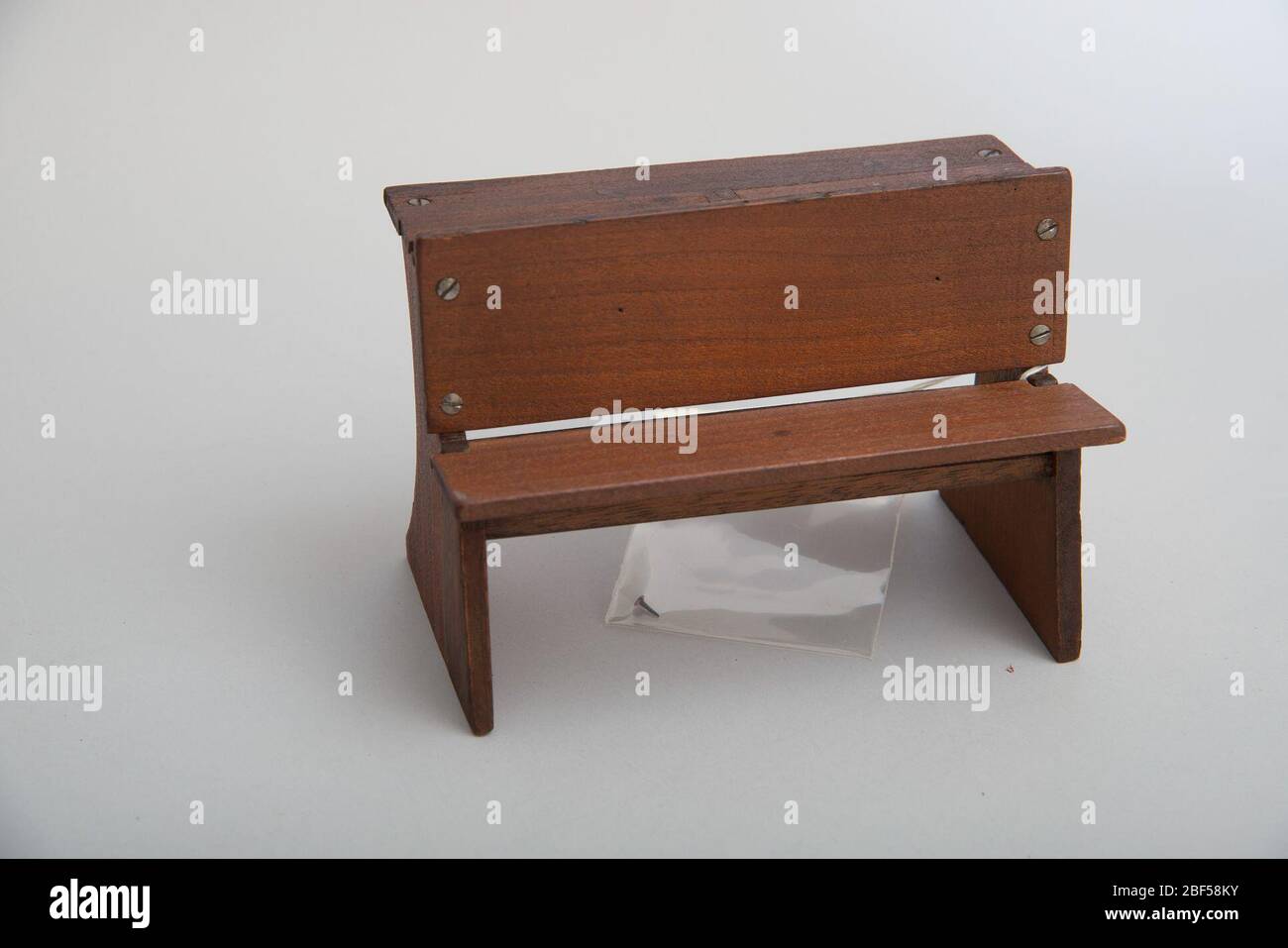 David G Venables 1873 modello di brevetto per tavolo e sedile. David G. Venable di Christiansburg, Kentucky, ha ricevuto un brevetto statunitense per un banco scuola migliorato. Brevetto n. 137263 è stato rilasciato il 25 marzo 1873. Questa scrivania è fatta di legno, con l'eccezione di chiodi metallici o viti. Il sedile pieghevole è fissato alla parte anteriore della scrivania. Foto Stock