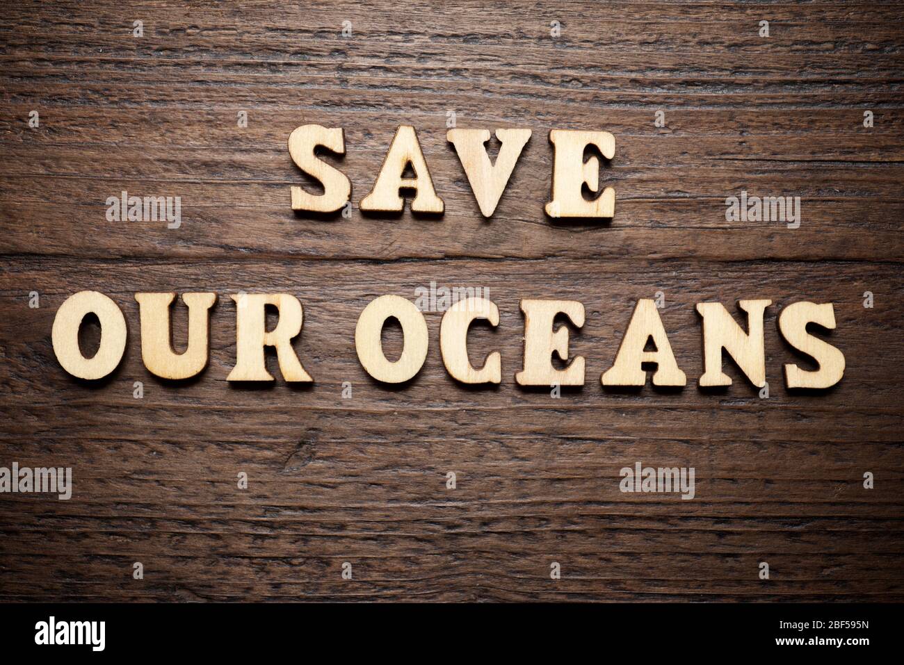 Salva il nostro testo oceani su un tavolo di legno. Foto Stock