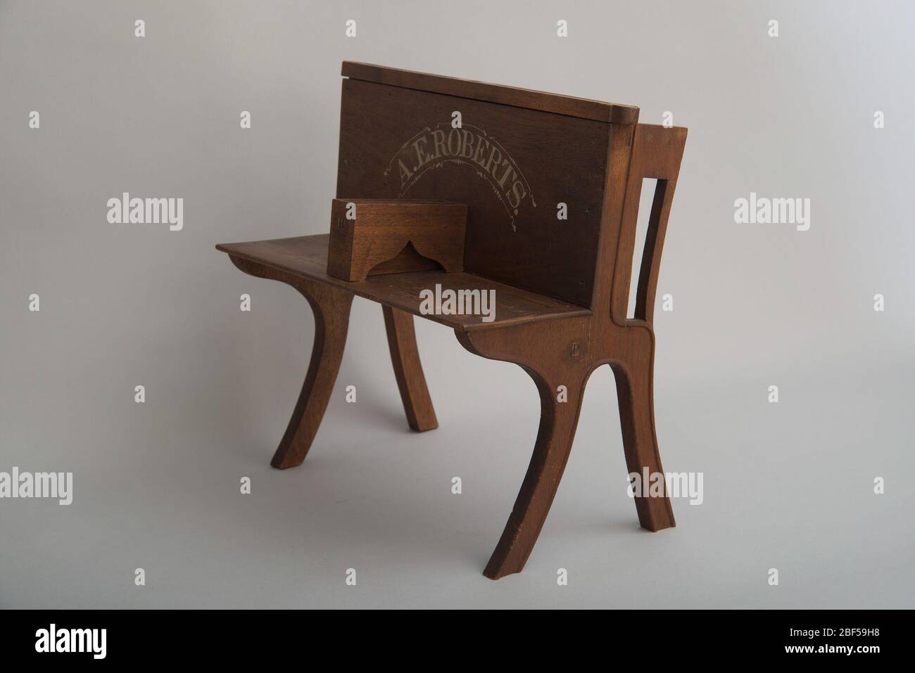 Albert e Robertss 1868 modello di brevetto per la sede della scuola. Albert E. Roberts di Des Moines, Iowa, ha ricevuto un brevetto statunitense per un banco scuola migliorato. Brevetto n. 79145 è stato rilasciato il 23 giugno 1868. Questa combinazione di scrivania e sedile in legno ha un coperchio pieghevole per il desktop che consente agli studenti di passare facilmente tra le scrivanie. Foto Stock