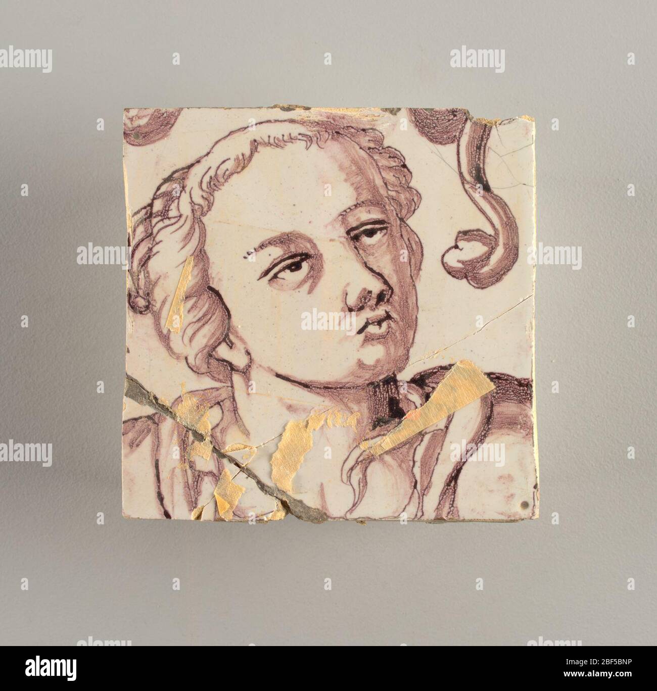 Parete di fronte. Rettangolo orizzontale. Trentasette piastrelle larghe e ventuno alte con apertura per porta o finestra diciannove e mezzo piastrelle alte e dodici larghe. A sinistra e a destra dell'apertura, sopra il tettuccio centrato. Sinistra, donna che rappresenta la speranza, destra, un urna scolpita. Foto Stock