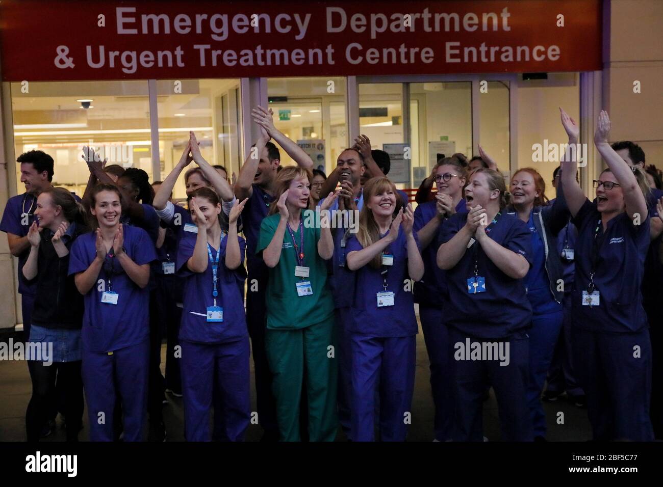 Londra, Regno Unito. 16 Apr 2020. I medici applaudono al di fuori del Chelsea e Westminster Hospital durante il clap settimanale per il NHS (National Health Service) a Londra, Gran Bretagna, il 16 aprile 2020. Credit: Tim Ireland/Xinhua/Alamy Live News Foto Stock