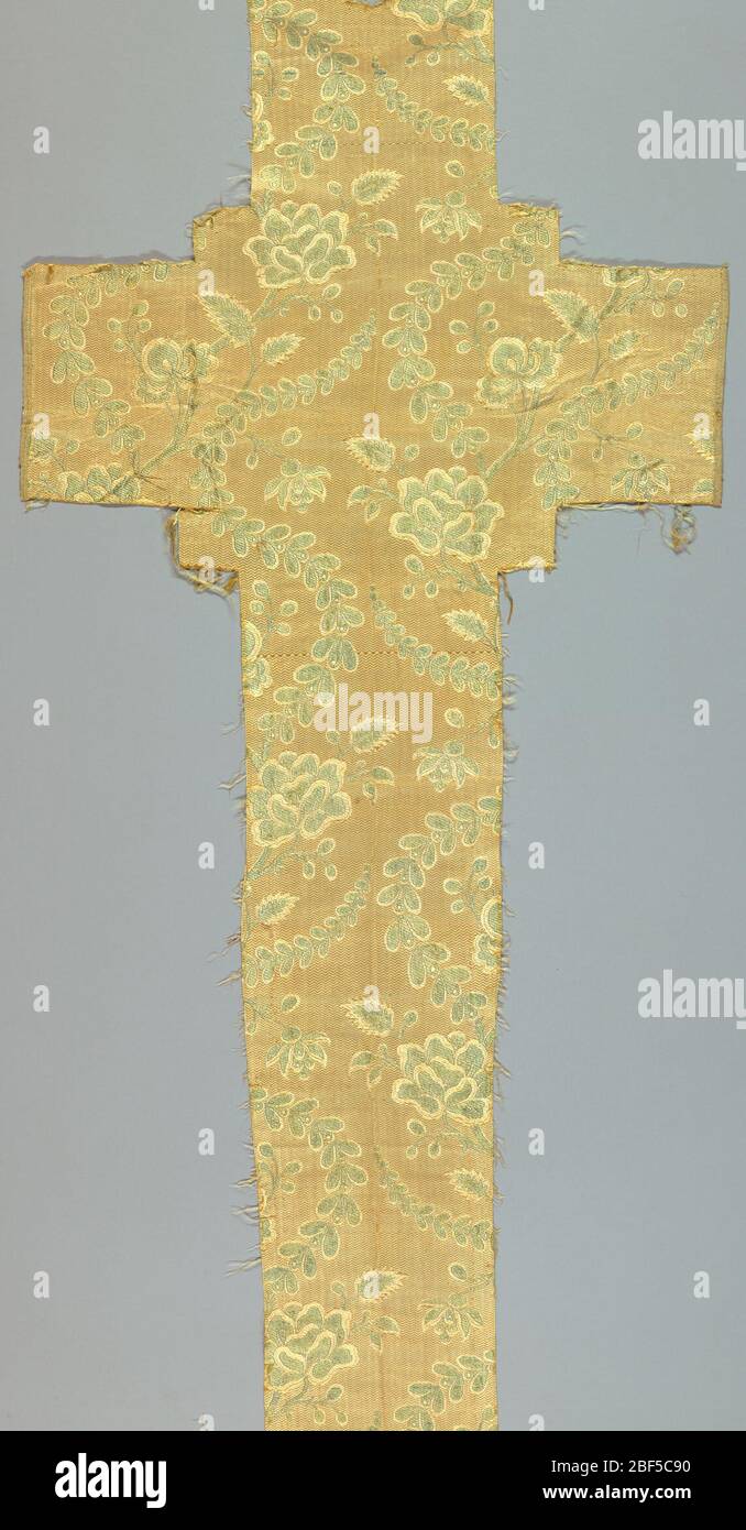Frammento. Frammento a croce con patteen di forme floreali e fogliari a serpentina. Foto Stock