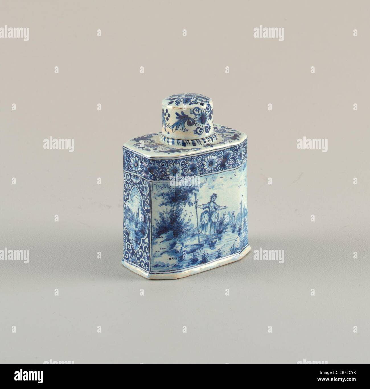 Numero errato del cad e della copertura del tè. Corpo rettangolare con angoli smussati; collo circolare diritto, coperchio piatto; dipinto in blu opaco su bianco su 2 lati con fiche, sui lati più corti con riserve di barche a vela su fondo floreale, fascia floreale intorno al corpo superiore; Foto Stock