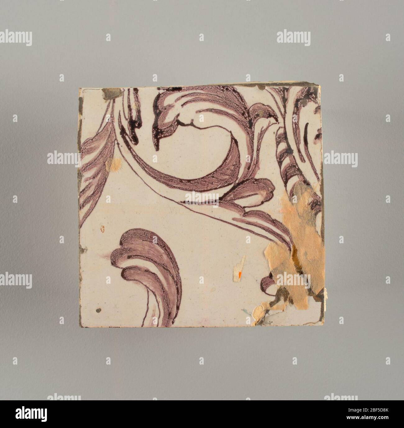 Parete di fronte. Rettangolo orizzontale. Trentasette piastrelle larghe e ventuno alte con apertura per porta o finestra diciannove e mezzo piastrelle alte e dodici larghe. A sinistra e a destra dell'apertura, sopra il tettuccio centrato. Sinistra, donna che rappresenta la speranza, destra, un urna scolpita. Foto Stock