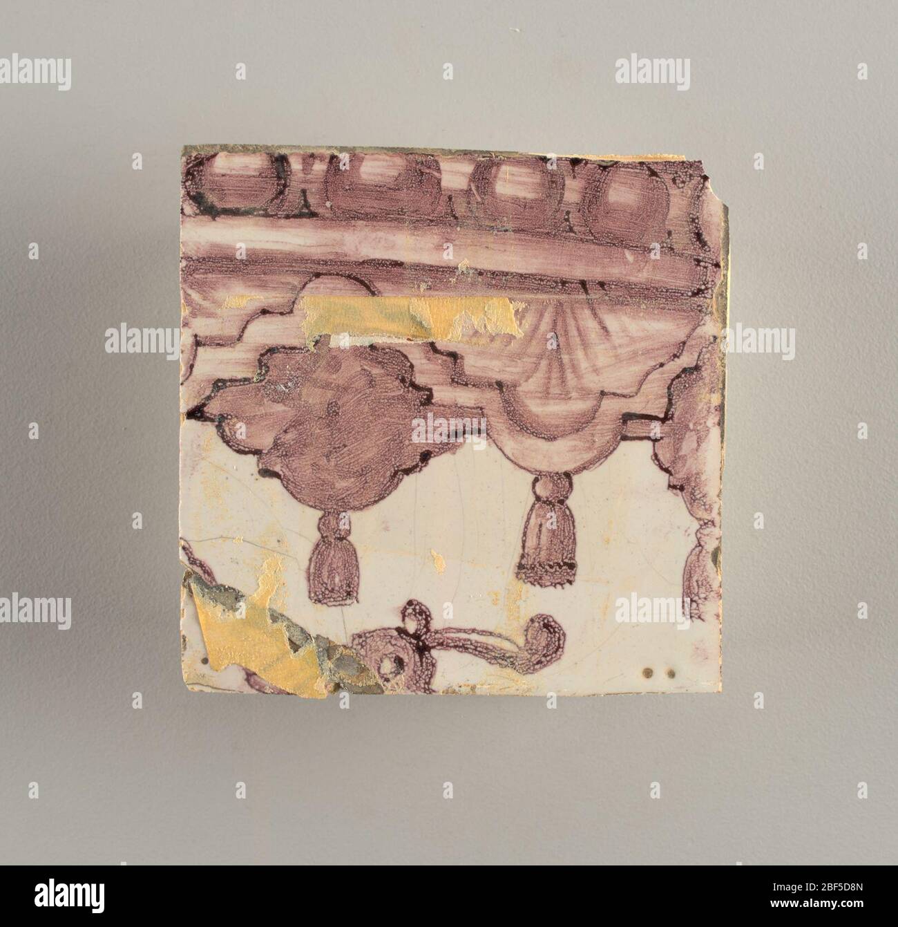 Parete di fronte. Rettangolo orizzontale. Trentasette piastrelle larghe e ventuno alte con apertura per porta o finestra diciannove e mezzo piastrelle alte e dodici larghe. A sinistra e a destra dell'apertura, sopra il tettuccio centrato. Sinistra, donna che rappresenta la speranza, destra, un urna scolpita. Foto Stock