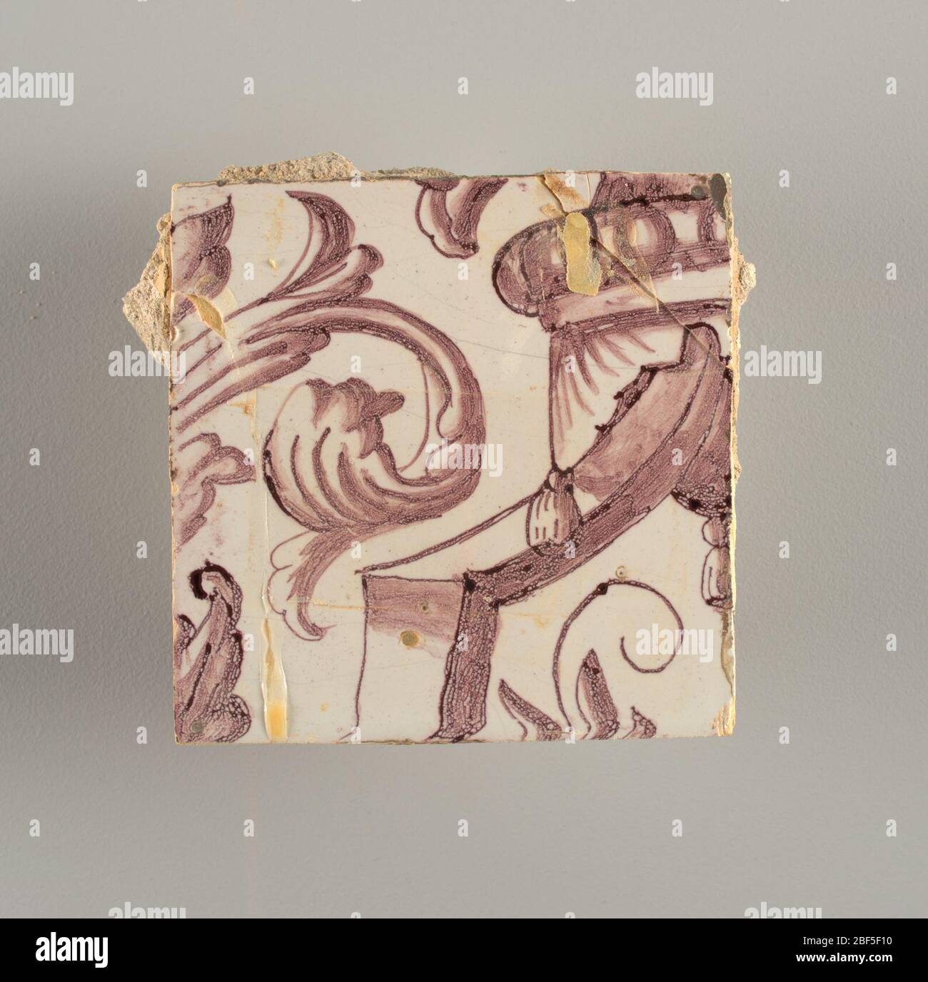 Parete di fronte. Rettangolo orizzontale. Trentasette piastrelle larghe e ventuno alte con apertura per porta o finestra diciannove e mezzo piastrelle alte e dodici larghe. A sinistra e a destra dell'apertura, sopra il tettuccio centrato. Sinistra, donna che rappresenta la speranza, destra, un urna scolpita. Foto Stock