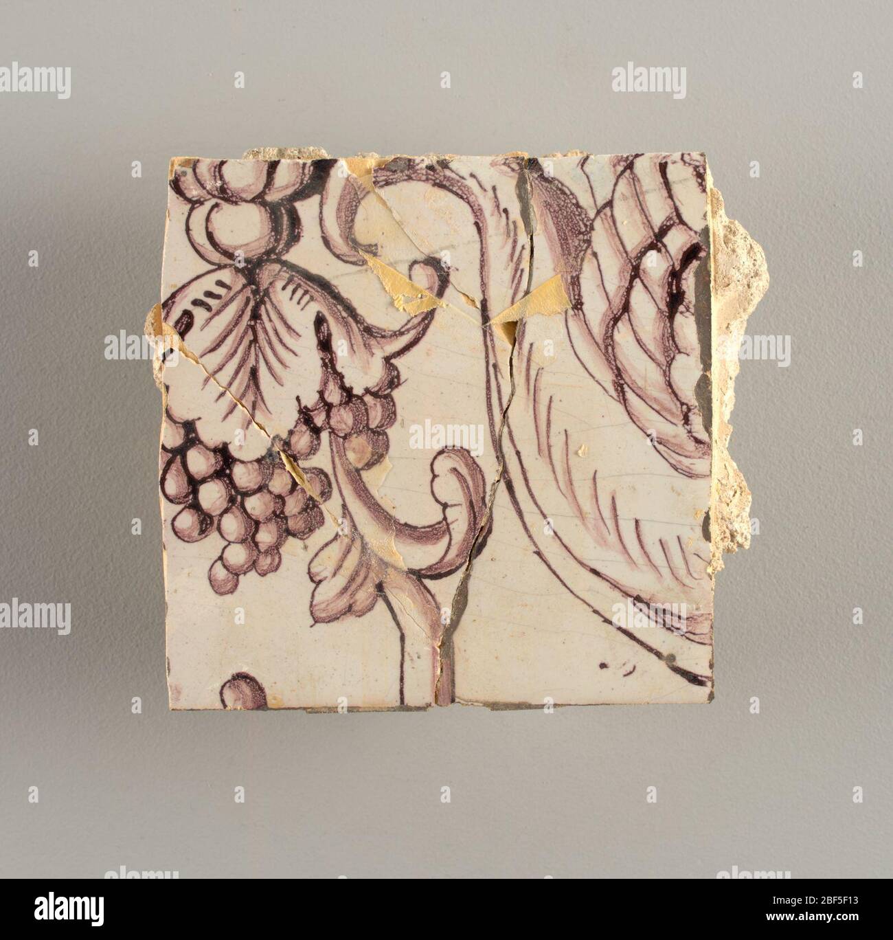 Parete di fronte. Rettangolo orizzontale. Trentasette piastrelle larghe e ventuno alte con apertura per porta o finestra diciannove e mezzo piastrelle alte e dodici larghe. A sinistra e a destra dell'apertura, sopra il tettuccio centrato. Sinistra, donna che rappresenta la speranza, destra, un urna scolpita. Foto Stock