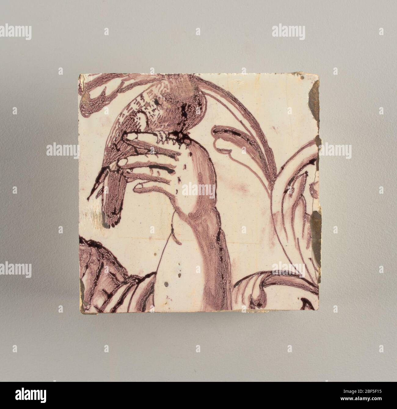 Parete di fronte. Rettangolo orizzontale. Trentasette piastrelle larghe e ventuno alte con apertura per porta o finestra diciannove e mezzo piastrelle alte e dodici larghe. A sinistra e a destra dell'apertura, sopra il tettuccio centrato. Sinistra, donna che rappresenta la speranza, destra, un urna scolpita. Foto Stock