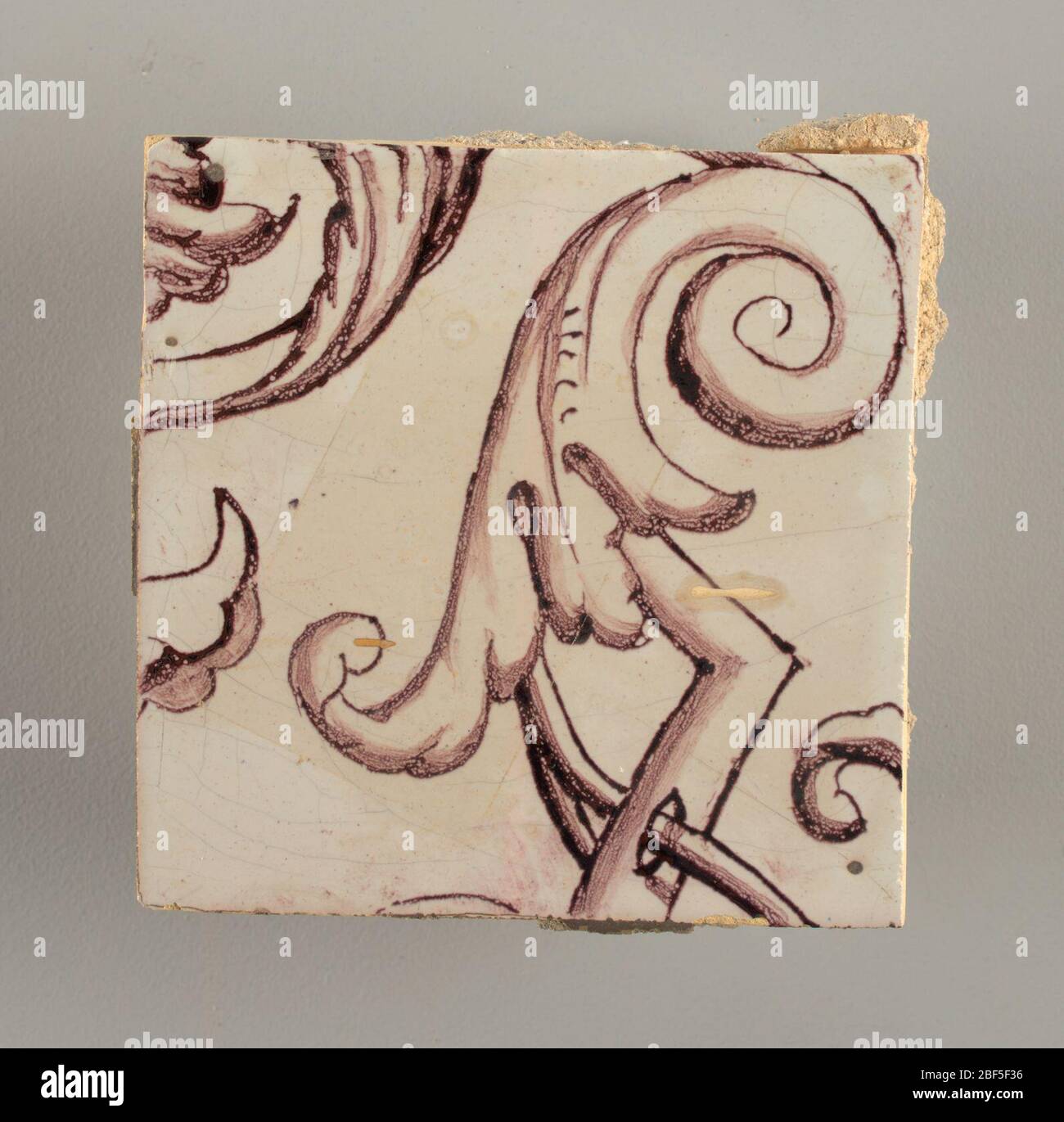 Parete di fronte. Rettangolo orizzontale. Trentasette piastrelle larghe e ventuno alte con apertura per porta o finestra diciannove e mezzo piastrelle alte e dodici larghe. A sinistra e a destra dell'apertura, sopra il tettuccio centrato. Sinistra, donna che rappresenta la speranza, destra, un urna scolpita. Foto Stock