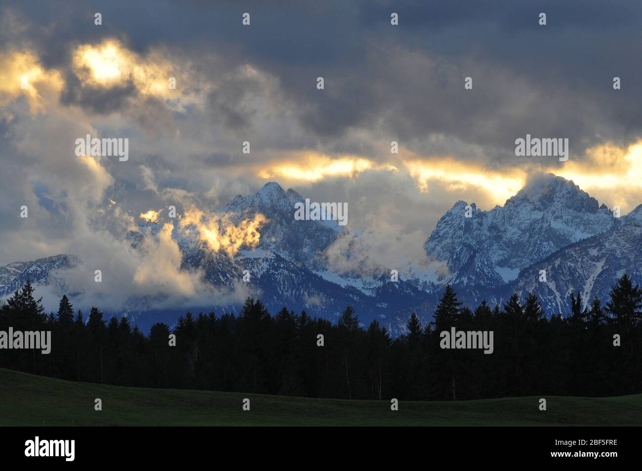 Vista da Steingaden im Allgäu ai Monti Tannheim, Swabia, Baviera, Germania, Europa Foto Stock