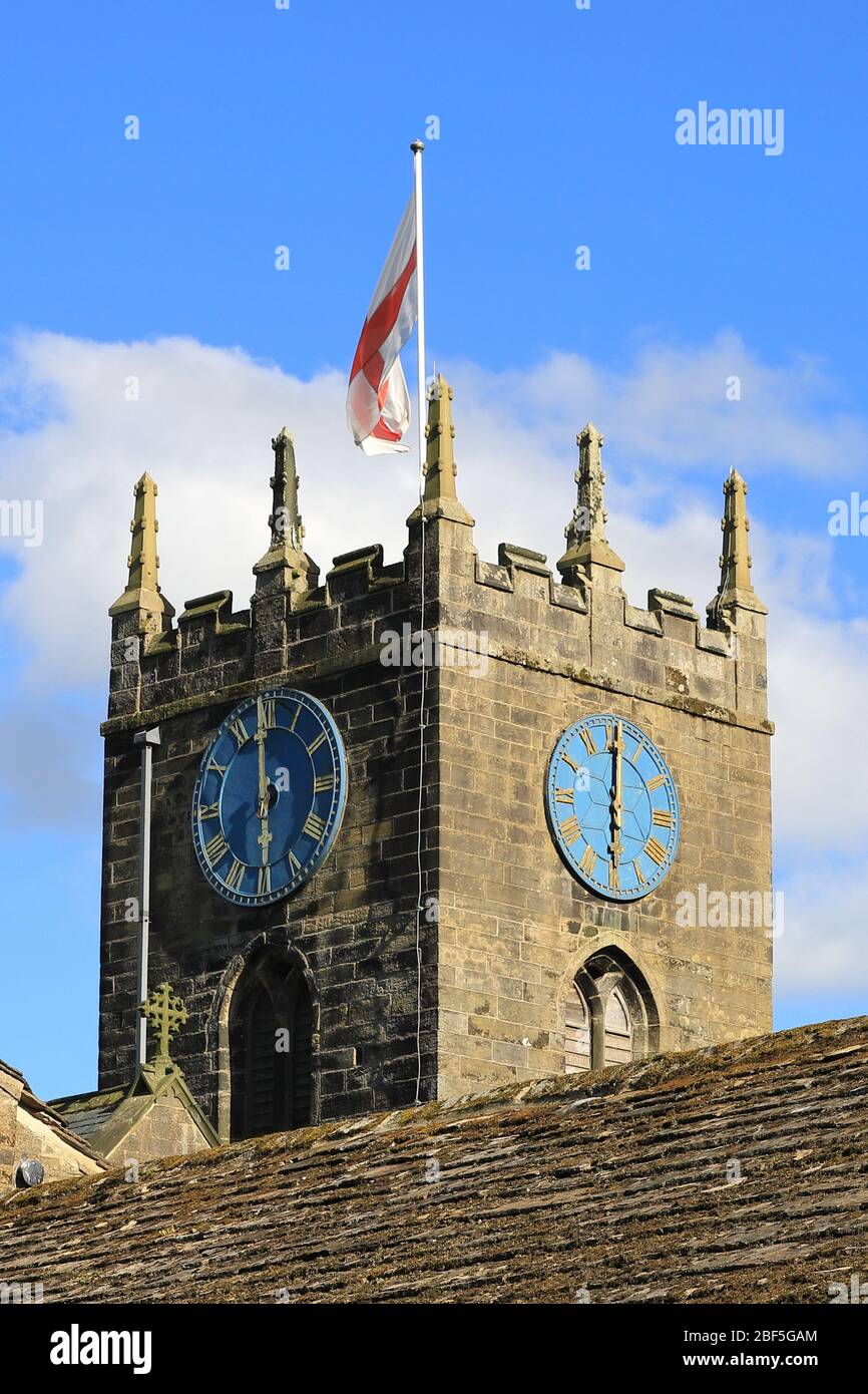 San Michele e la Chiesa di tutti gli Angeli a Haworth, West Yorkshire. Patrick Bronte, padre delle sorelle Bronte, servì come ministro della parrocchia. Foto Stock