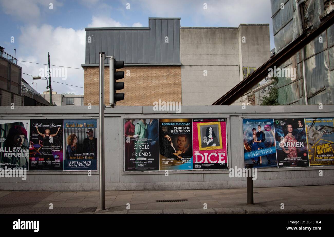 Dublino, Irlanda - 6 aprile 2020: i poster per i prossimi concerti ed eventi sono stati annullati a causa delle restrizioni di blocco di Covid-19. Foto Stock