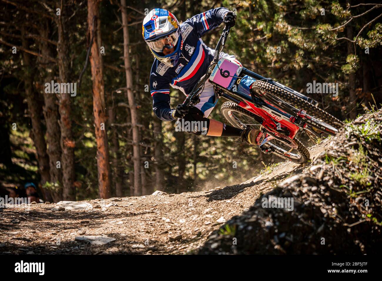 VALLNORD, ANDORRA - 6 SETTEMBRE 2015. Myriam Nicole (fra) Racing per il Team Commencal ai Campionati Mondiali di Downhill Mountain Bike UCI. Foto Stock