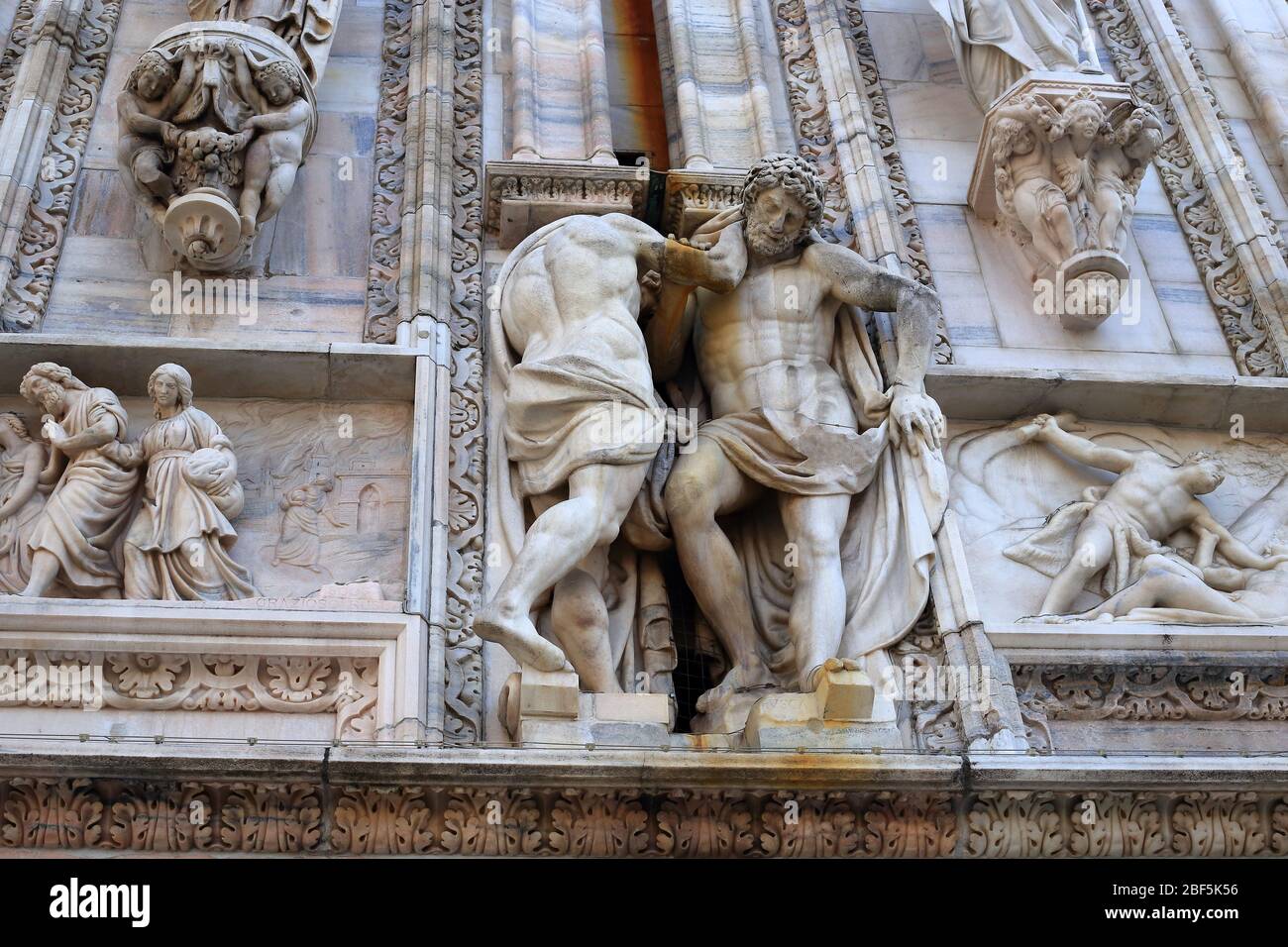 Facciata sulla piazza della cattedrale di milano immagini e fotografie