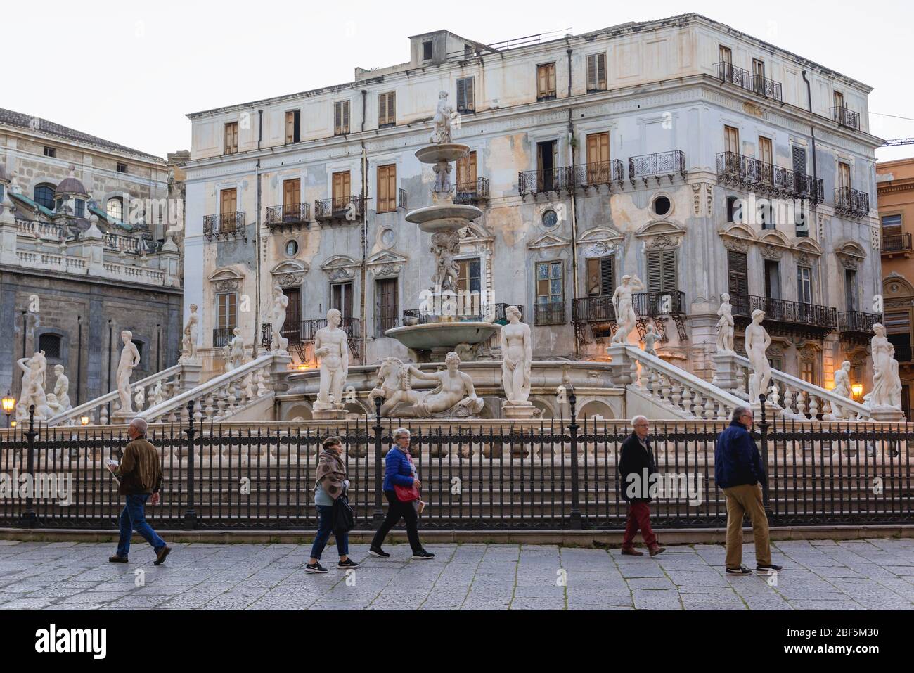 Fontana Praetoriana in Piazza Pretoria chiamata anche Piazza della vergogna a Palermo città sull'isola di Sicilia nel Sud Italia Foto Stock