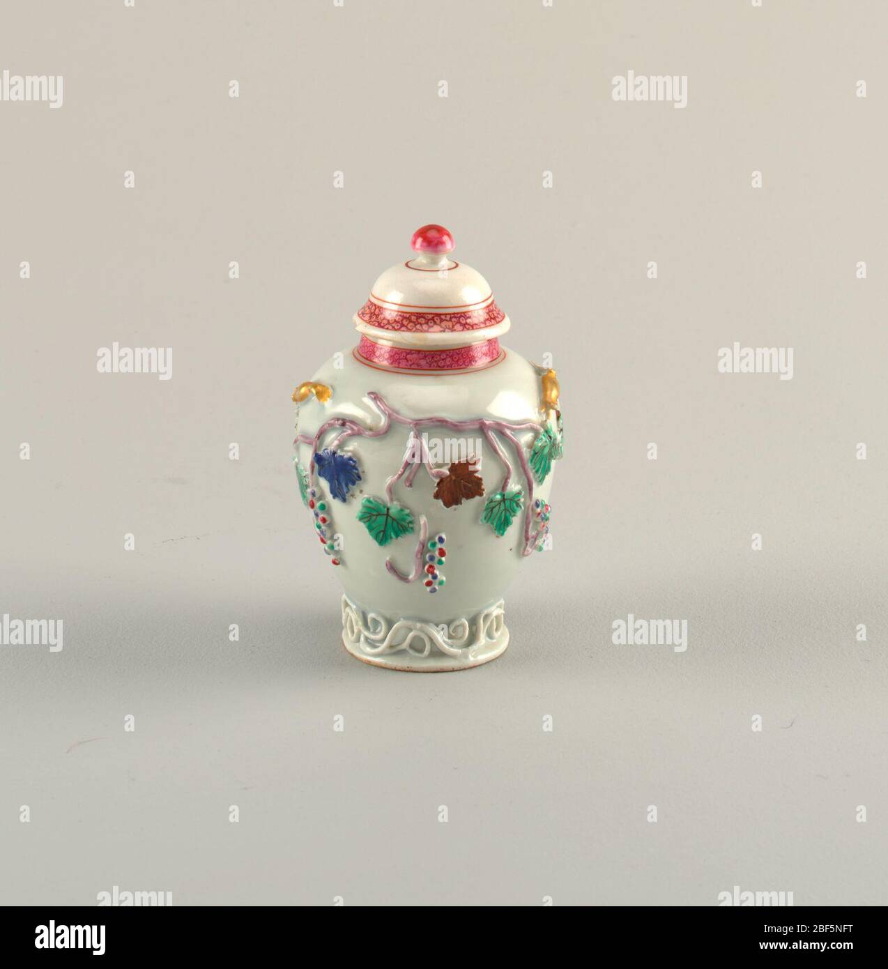 Il caddy e la copertura del tè. Esportazione di un vassoio del tè coperto e di una copertura. Corpo baluster con collo. Coperchio a cupola con finale bulboso. Decorazione in rilievo delle viti. Scorrimento in basso. Motivo floreale rosa e collo e sul bordo del coperchio, sfumature leggermente diverse. Foto Stock