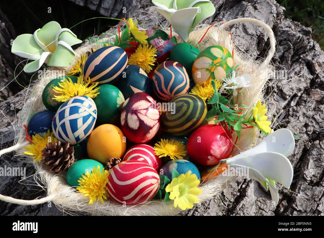 Cesto di uova di pasqua immagini e fotografie stock ad alta