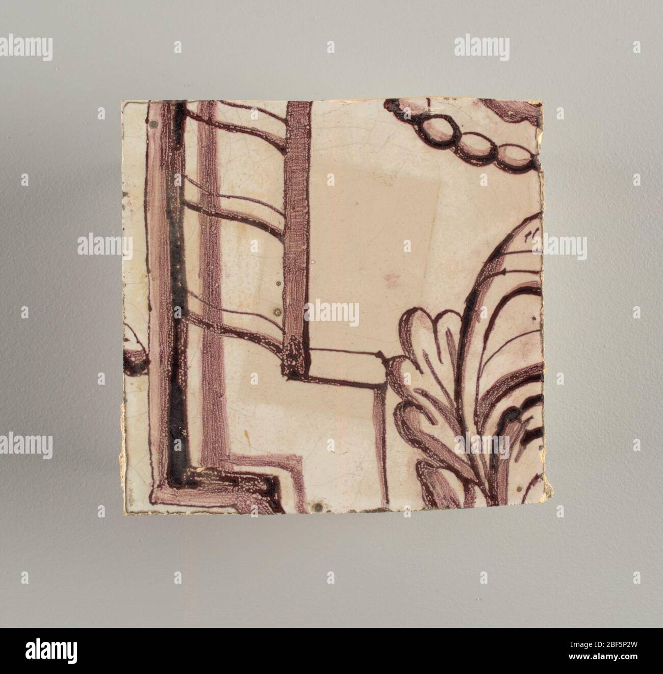 Parete di fronte. Rettangolo orizzontale. Trentasette piastrelle larghe e ventuno alte con apertura per porta o finestra diciannove e mezzo piastrelle alte e dodici larghe. A sinistra e a destra dell'apertura, sopra il tettuccio centrato. Sinistra, donna che rappresenta la speranza, destra, un urna scolpita. Foto Stock