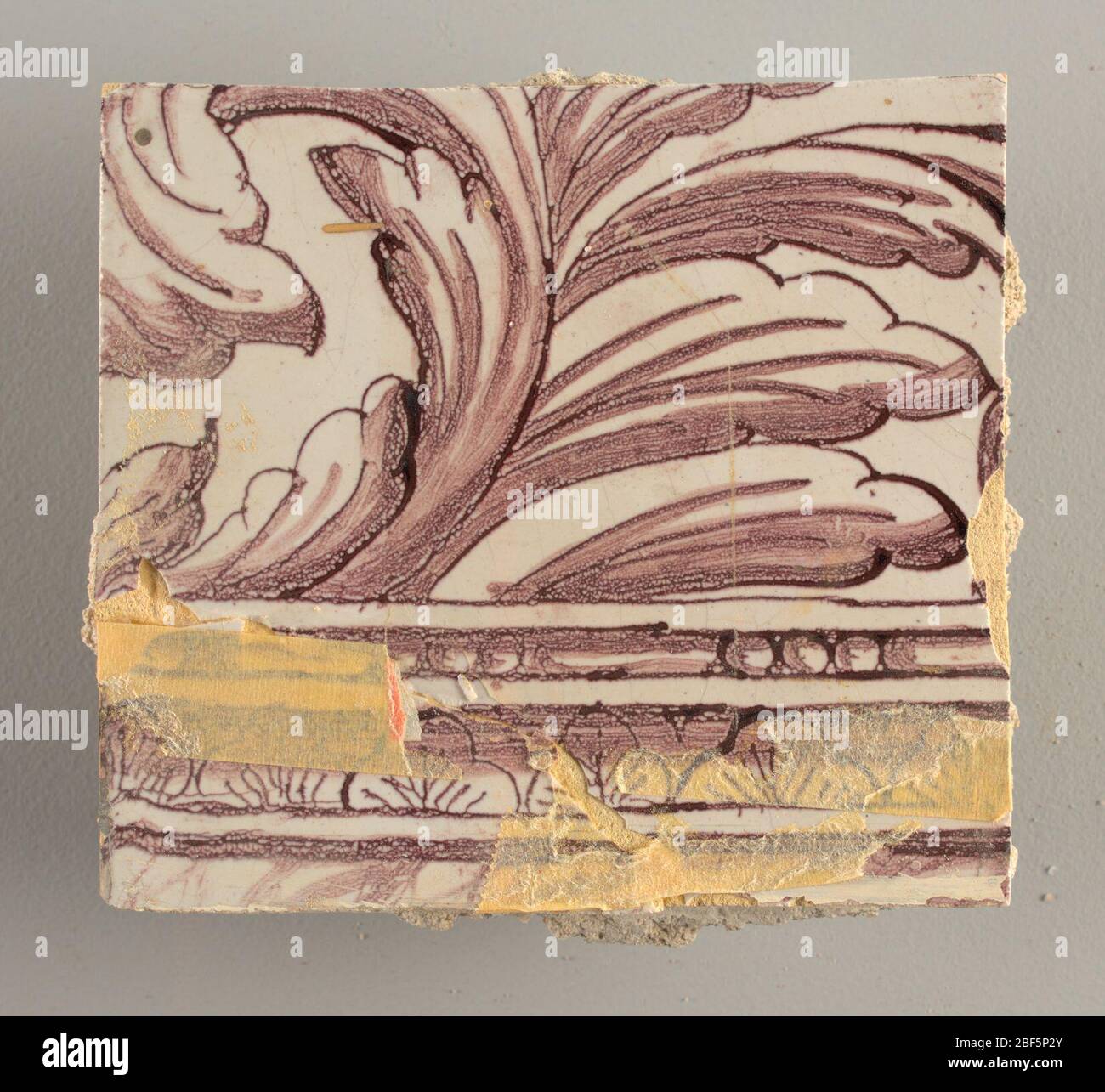 Parete di fronte. Rettangolo orizzontale. Trentasette piastrelle larghe e ventuno alte con apertura per porta o finestra diciannove e mezzo piastrelle alte e dodici larghe. A sinistra e a destra dell'apertura, sopra il tettuccio centrato. Sinistra, donna che rappresenta la speranza, destra, un urna scolpita. Foto Stock