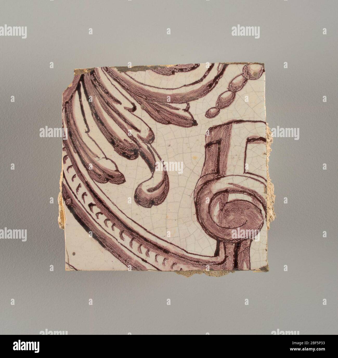 Parete di fronte. Rettangolo orizzontale. Trentasette piastrelle larghe e ventuno alte con apertura per porta o finestra diciannove e mezzo piastrelle alte e dodici larghe. A sinistra e a destra dell'apertura, sopra il tettuccio centrato. Sinistra, donna che rappresenta la speranza, destra, un urna scolpita. Foto Stock