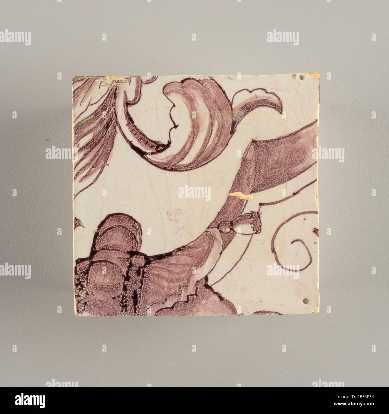 Parete di fronte. Rettangolo orizzontale. Trentasette piastrelle larghe e ventuno alte con apertura per porta o finestra diciannove e mezzo piastrelle alte e dodici larghe. A sinistra e a destra dell'apertura, sopra il tettuccio centrato. Sinistra, donna che rappresenta la speranza, destra, un urna scolpita. Foto Stock