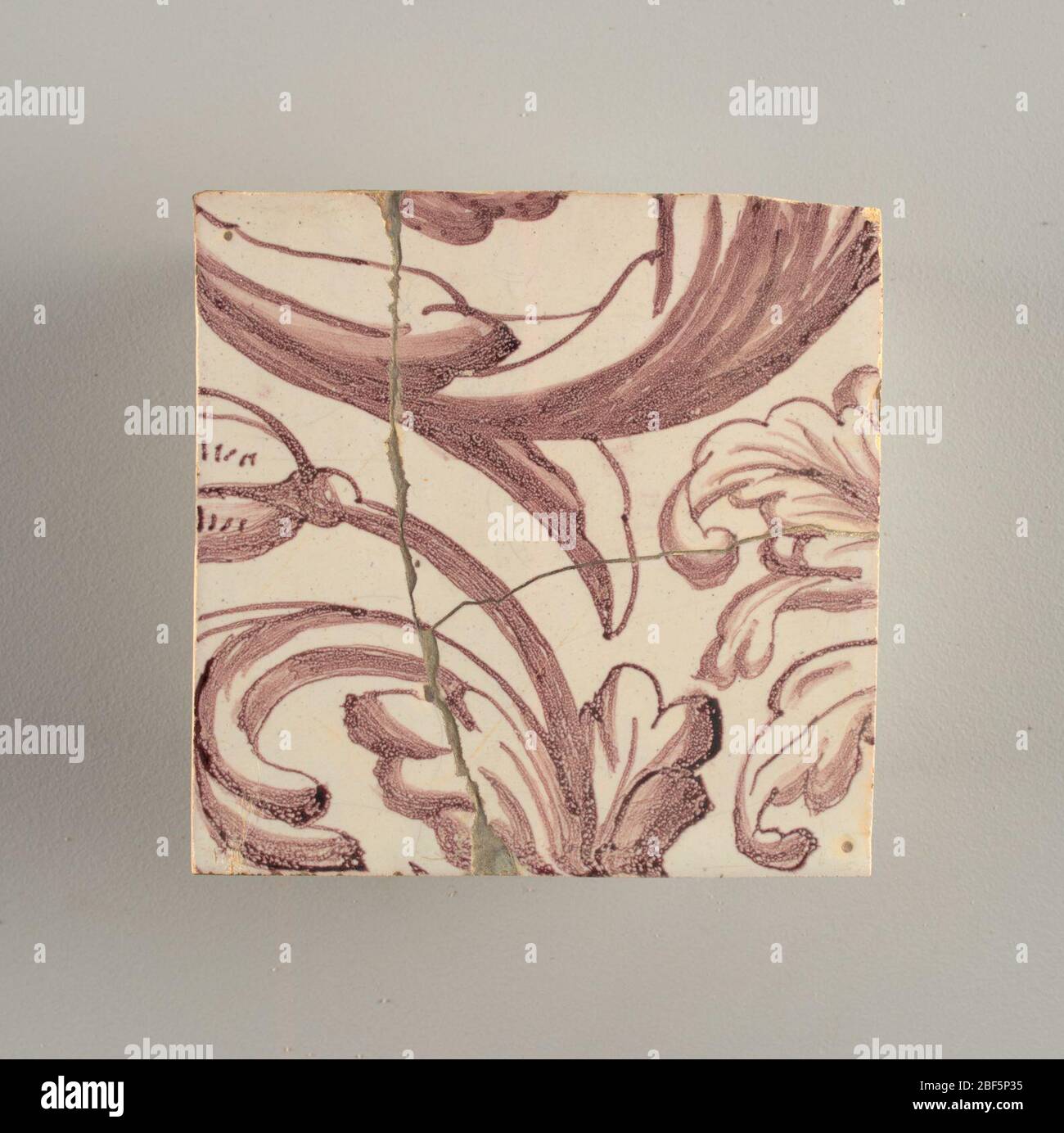 Parete di fronte. Rettangolo orizzontale. Trentasette piastrelle larghe e ventuno alte con apertura per porta o finestra diciannove e mezzo piastrelle alte e dodici larghe. A sinistra e a destra dell'apertura, sopra il tettuccio centrato. Sinistra, donna che rappresenta la speranza, destra, un urna scolpita. Foto Stock