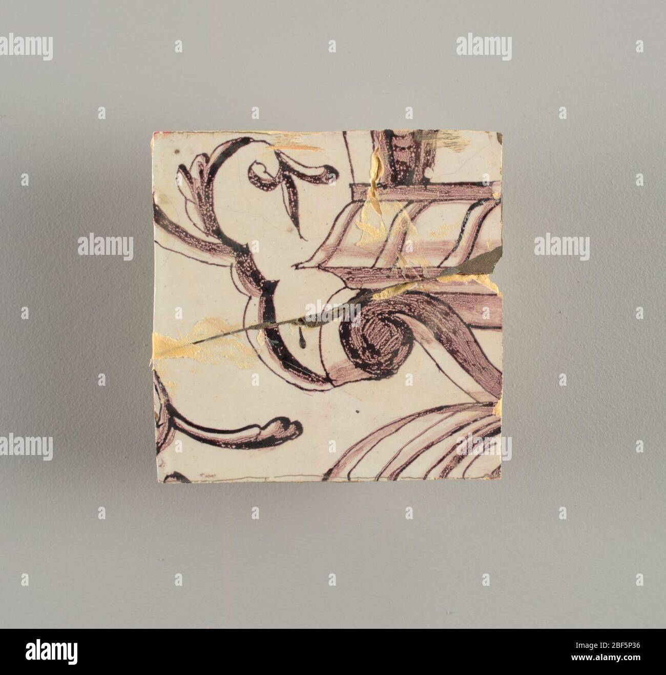 Parete di fronte. Rettangolo orizzontale. Trentasette piastrelle larghe e ventuno alte con apertura per porta o finestra diciannove e mezzo piastrelle alte e dodici larghe. A sinistra e a destra dell'apertura, sopra il tettuccio centrato. Sinistra, donna che rappresenta la speranza, destra, un urna scolpita. Foto Stock