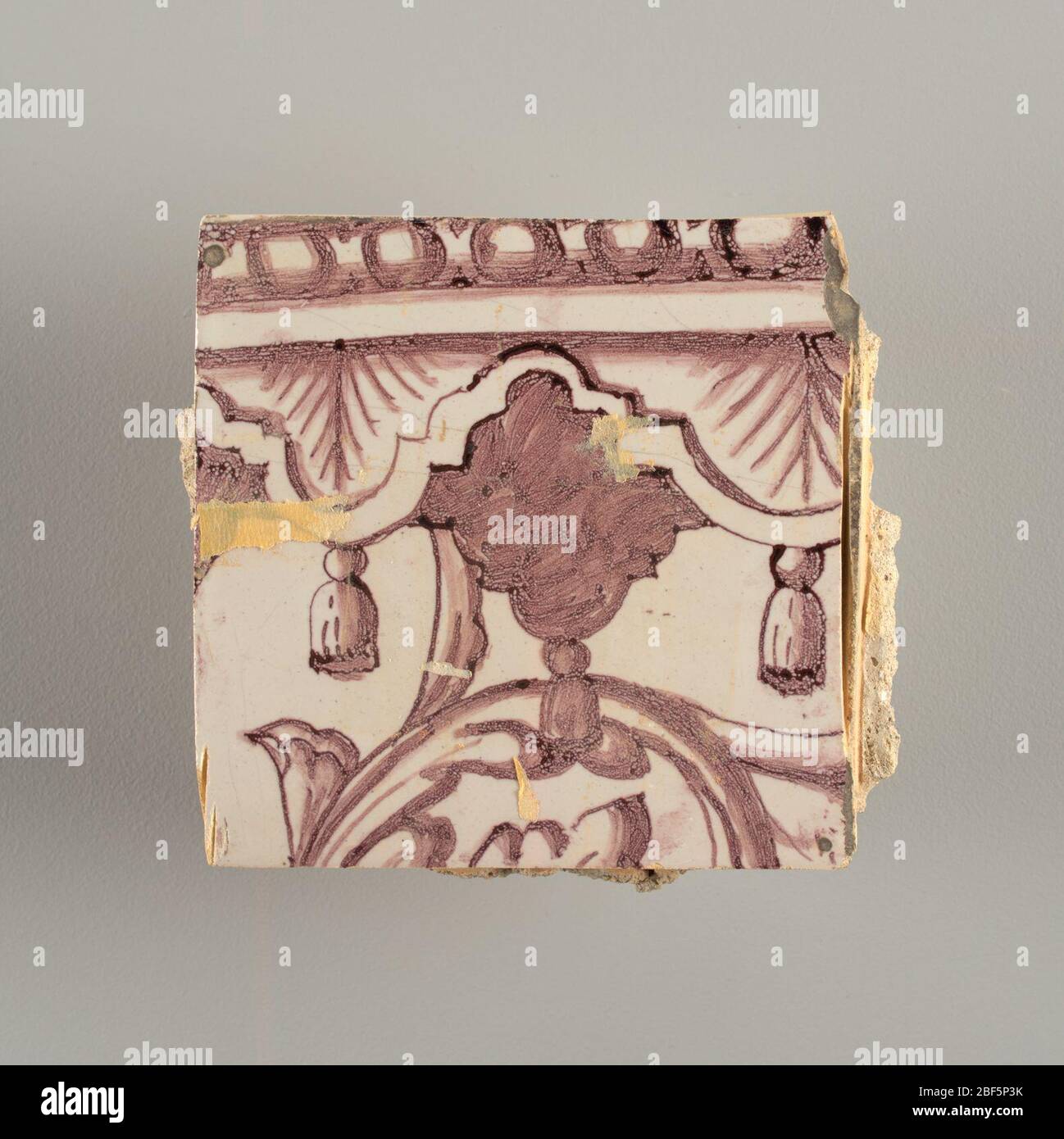 Parete di fronte. Rettangolo orizzontale. Trentasette piastrelle larghe e ventuno alte con apertura per porta o finestra diciannove e mezzo piastrelle alte e dodici larghe. A sinistra e a destra dell'apertura, sopra il tettuccio centrato. Sinistra, donna che rappresenta la speranza, destra, un urna scolpita. Foto Stock