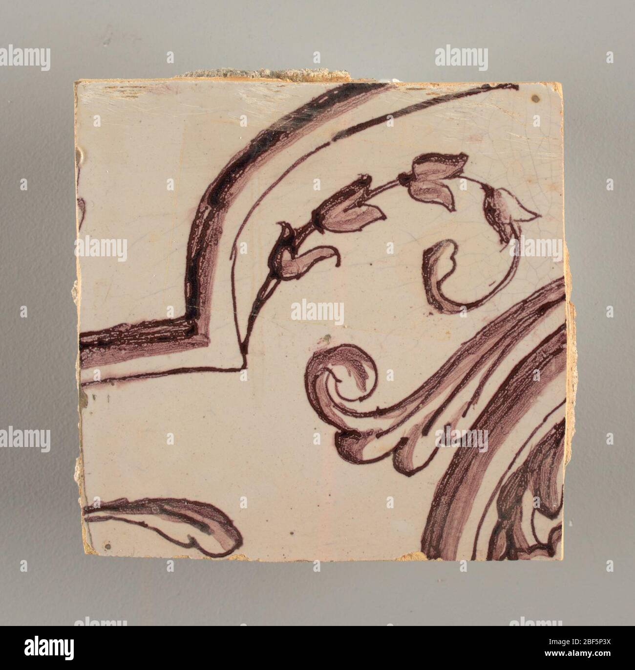 Parete di fronte. Rettangolo orizzontale. Trentasette piastrelle larghe e ventuno alte con apertura per porta o finestra diciannove e mezzo piastrelle alte e dodici larghe. A sinistra e a destra dell'apertura, sopra il tettuccio centrato. Sinistra, donna che rappresenta la speranza, destra, un urna scolpita. Foto Stock