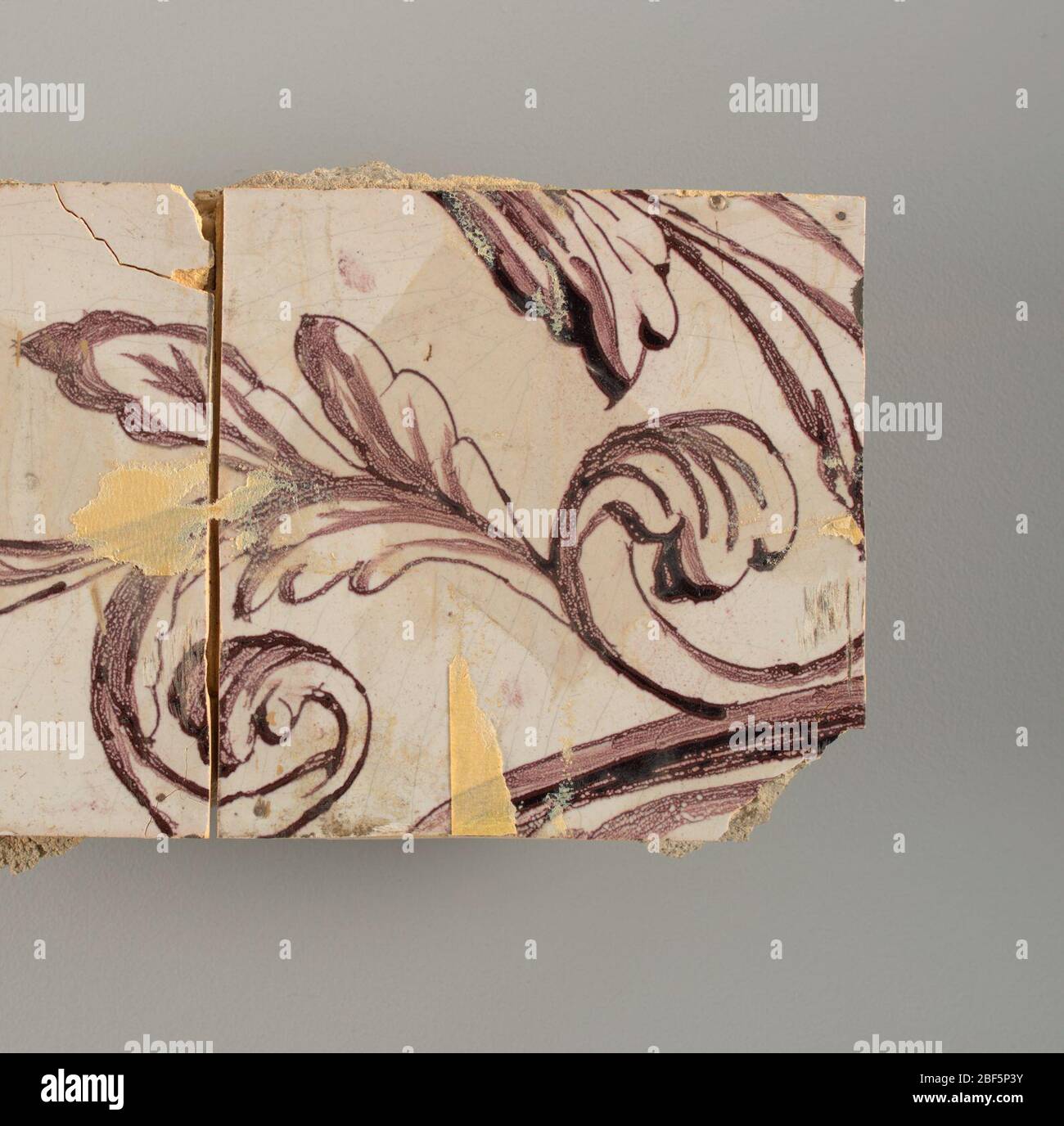 Parete di fronte. Rettangolo orizzontale. Trentasette piastrelle larghe e ventuno alte con apertura per porta o finestra diciannove e mezzo piastrelle alte e dodici larghe. A sinistra e a destra dell'apertura, sopra il tettuccio centrato. Sinistra, donna che rappresenta la speranza, destra, un urna scolpita. Foto Stock