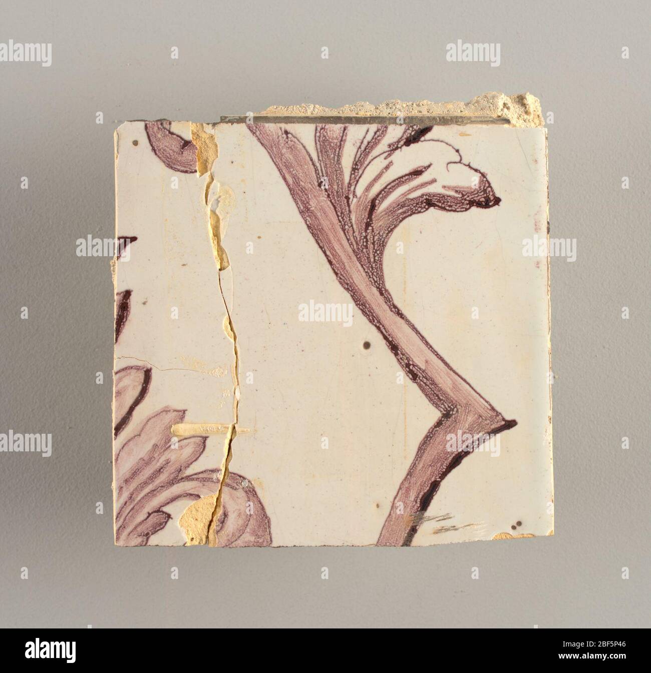 Parete di fronte. Rettangolo orizzontale. Trentasette piastrelle larghe e ventuno alte con apertura per porta o finestra diciannove e mezzo piastrelle alte e dodici larghe. A sinistra e a destra dell'apertura, sopra il tettuccio centrato. Sinistra, donna che rappresenta la speranza, destra, un urna scolpita. Foto Stock