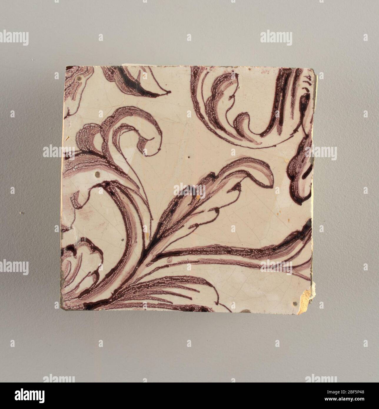 Parete di fronte. Rettangolo orizzontale. Trentasette piastrelle larghe e ventuno alte con apertura per porta o finestra diciannove e mezzo piastrelle alte e dodici larghe. A sinistra e a destra dell'apertura, sopra il tettuccio centrato. Sinistra, donna che rappresenta la speranza, destra, un urna scolpita. Foto Stock