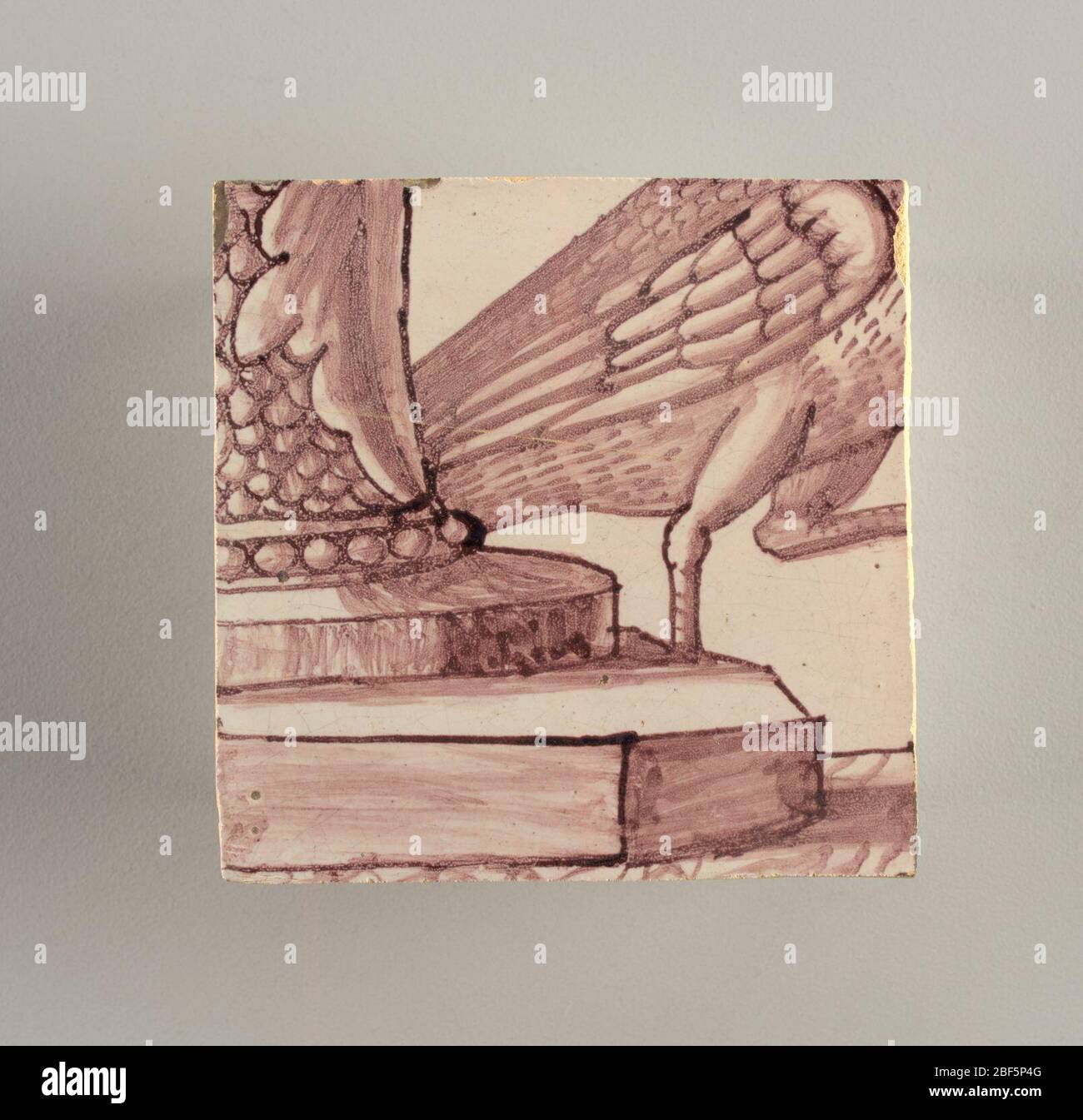 Parete di fronte. Rettangolo orizzontale. Trentasette piastrelle larghe e ventuno alte con apertura per porta o finestra diciannove e mezzo piastrelle alte e dodici larghe. A sinistra e a destra dell'apertura, sopra il tettuccio centrato. Sinistra, donna che rappresenta la speranza, destra, un urna scolpita. Foto Stock