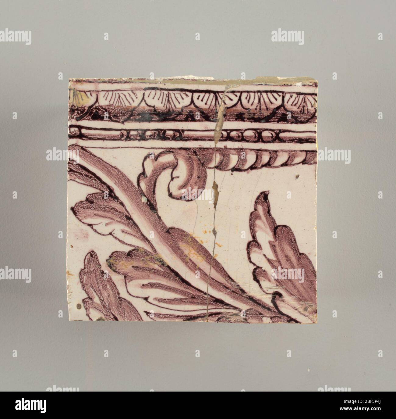 Parete di fronte. Rettangolo orizzontale. Trentasette piastrelle larghe e ventuno alte con apertura per porta o finestra diciannove e mezzo piastrelle alte e dodici larghe. A sinistra e a destra dell'apertura, sopra il tettuccio centrato. Sinistra, donna che rappresenta la speranza, destra, un urna scolpita. Foto Stock