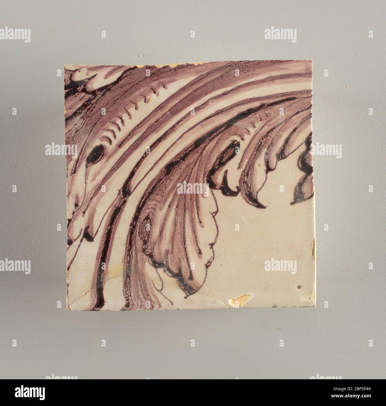 Parete di fronte. Rettangolo orizzontale. Trentasette piastrelle larghe e ventuno alte con apertura per porta o finestra diciannove e mezzo piastrelle alte e dodici larghe. A sinistra e a destra dell'apertura, sopra il tettuccio centrato. Sinistra, donna che rappresenta la speranza, destra, un urna scolpita. Foto Stock