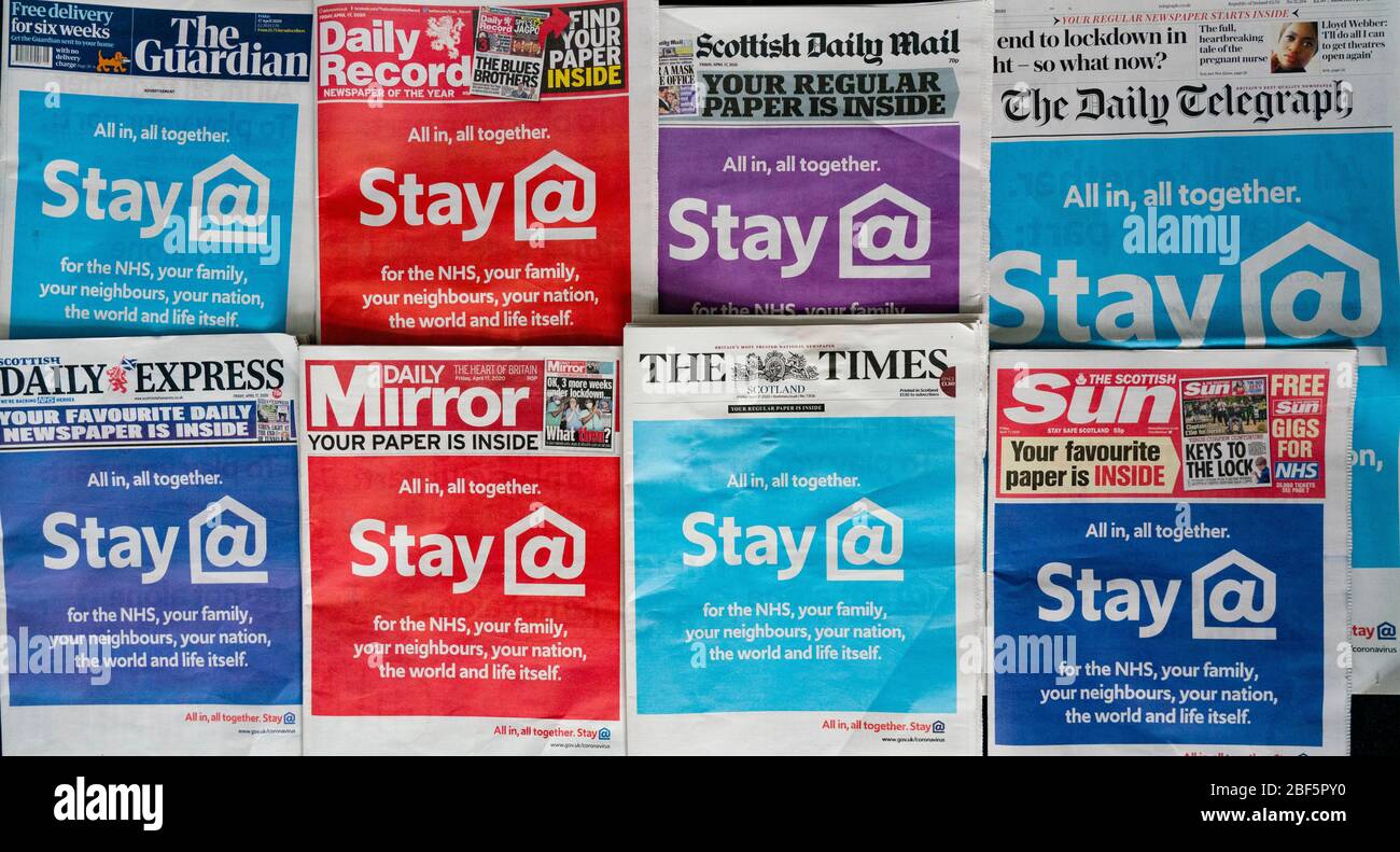 Edimburgo, Scozia, Regno Unito. 17 aprile 2020. Le coperture anteriori di tutti i giornali britannici trasportano l'avvertimento del titolo del governo per rimanere nel paese durante il blocco del coronavirus. Iain Masterton/Alamy Live News Foto Stock