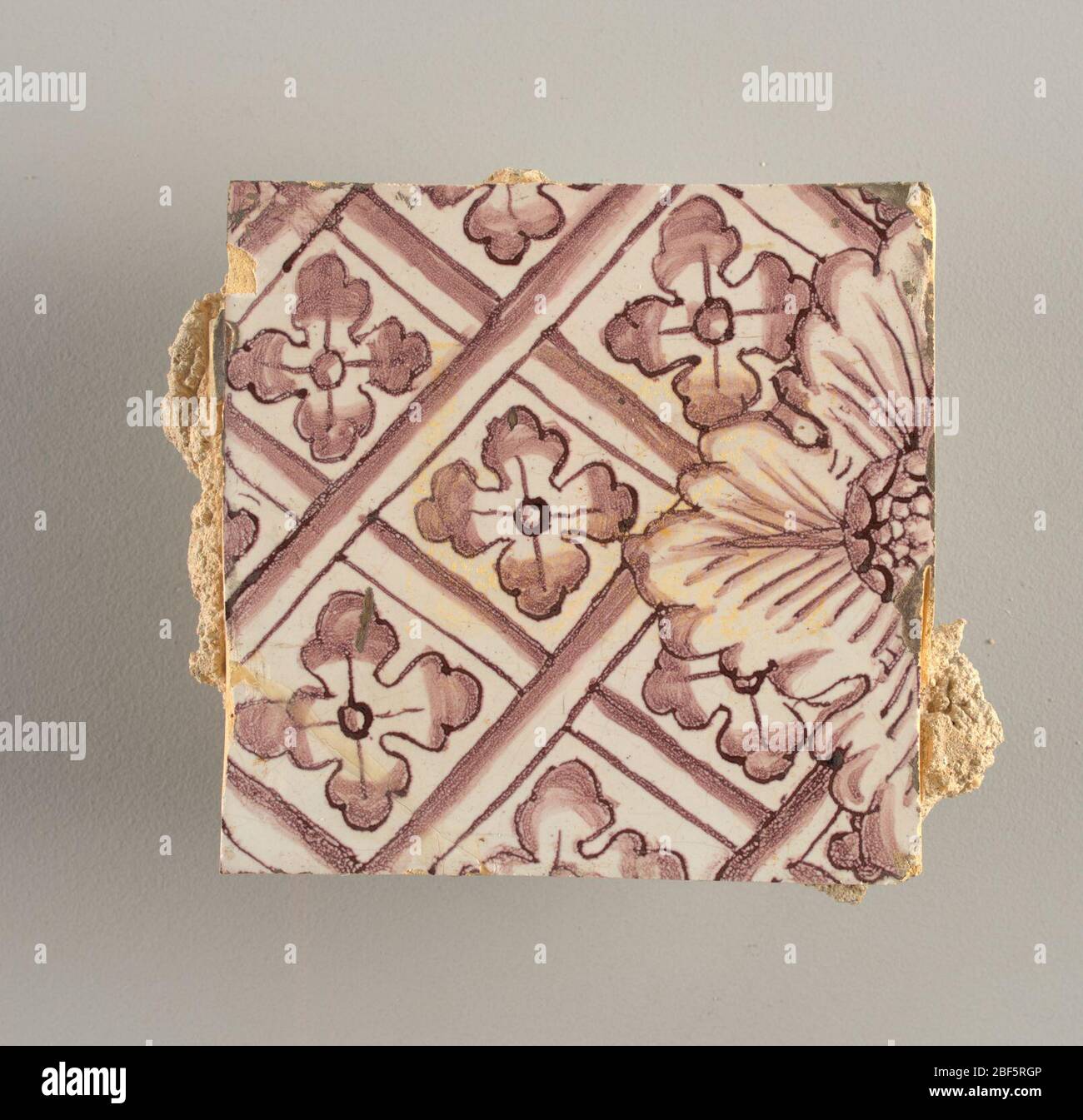 Parete di fronte. Rettangolo orizzontale. Trentasette piastrelle larghe e ventuno alte con apertura per porta o finestra diciannove e mezzo piastrelle alte e dodici larghe. A sinistra e a destra dell'apertura, sopra il tettuccio centrato. Sinistra, donna che rappresenta la speranza, destra, un urna scolpita. Foto Stock