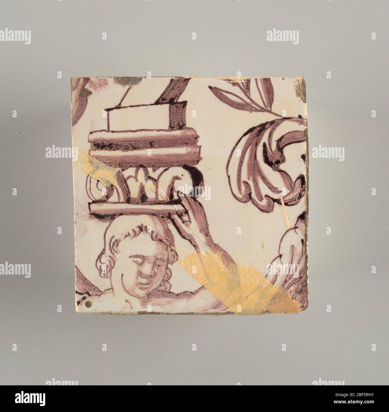 Parete di fronte. Rettangolo orizzontale. Trentasette piastrelle larghe e ventuno alte con apertura per porta o finestra diciannove e mezzo piastrelle alte e dodici larghe. A sinistra e a destra dell'apertura, sopra il tettuccio centrato. Sinistra, donna che rappresenta la speranza, destra, un urna scolpita. Foto Stock