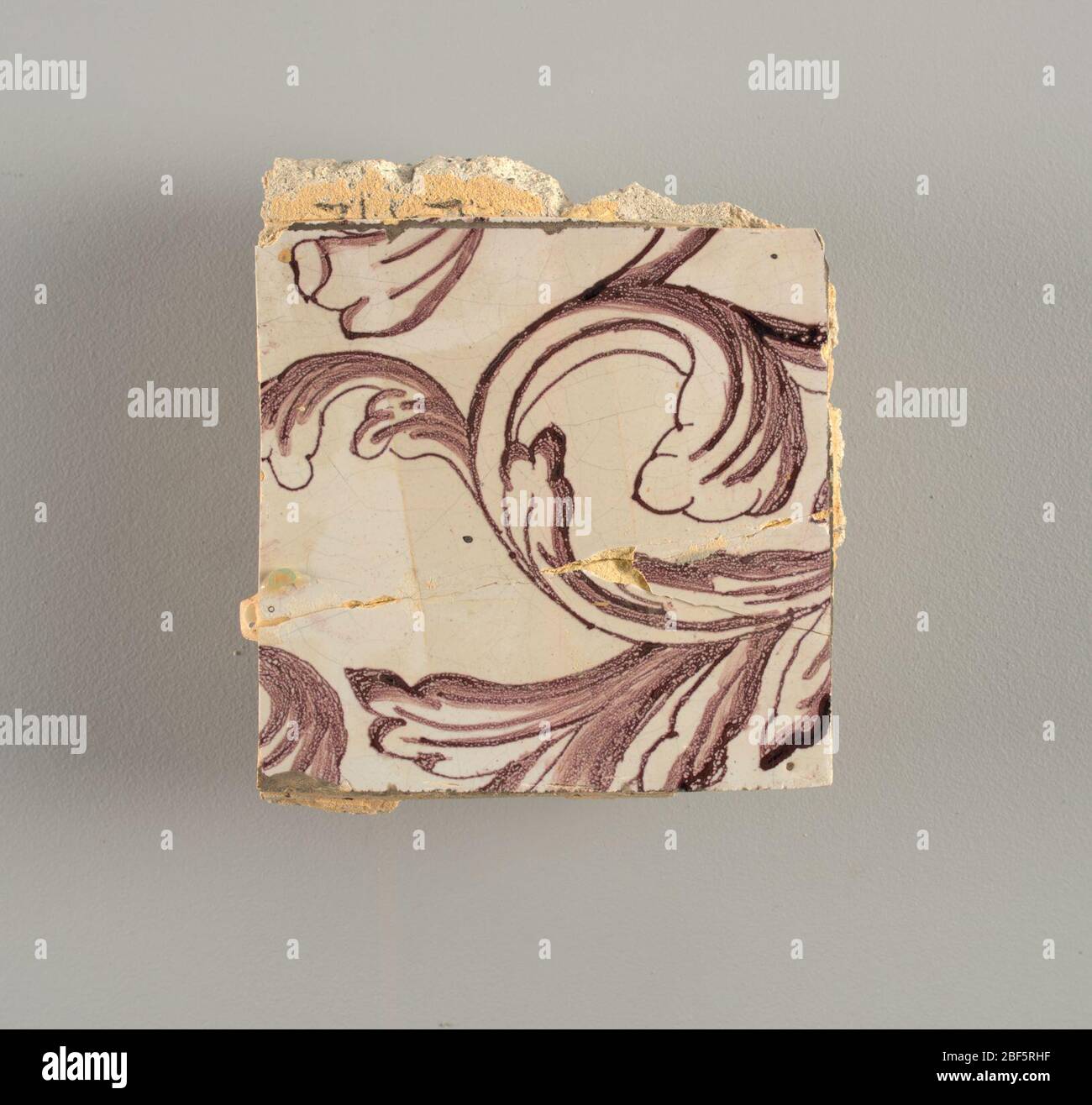 Parete di fronte. Rettangolo orizzontale. Trentasette piastrelle larghe e ventuno alte con apertura per porta o finestra diciannove e mezzo piastrelle alte e dodici larghe. A sinistra e a destra dell'apertura, sopra il tettuccio centrato. Sinistra, donna che rappresenta la speranza, destra, un urna scolpita. Foto Stock