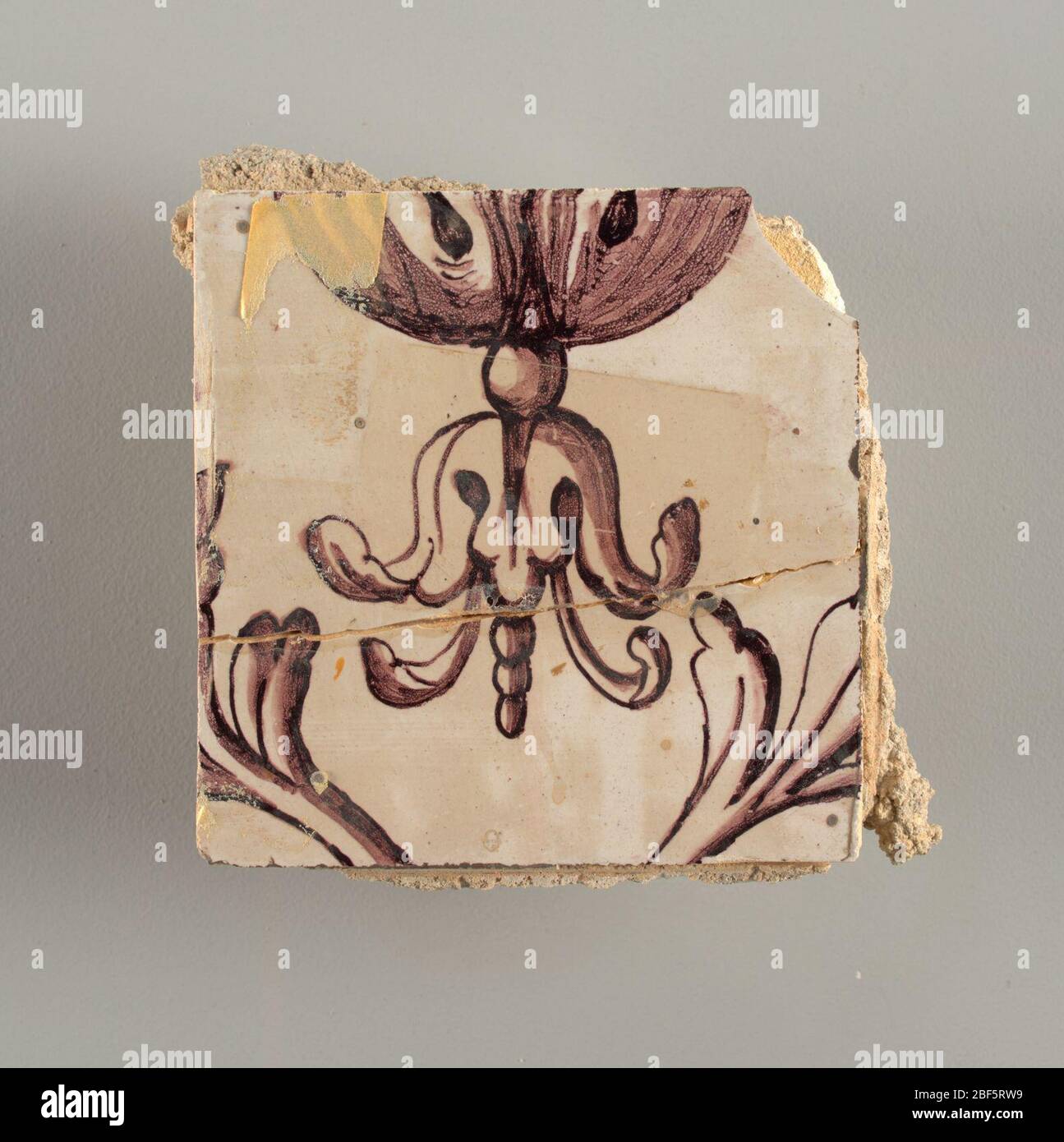 Parete di fronte. Due rettangoli verticali, ventitré di piastrelle alte. A) nove piastrelle larghe in alto; sette in basso. B) dieci e mezzo piastrelle Wide.Arabesque disegno di fogliame. A) con figura centrata di giustizia sotto una tettoia. B) con urna centrata. Foto Stock