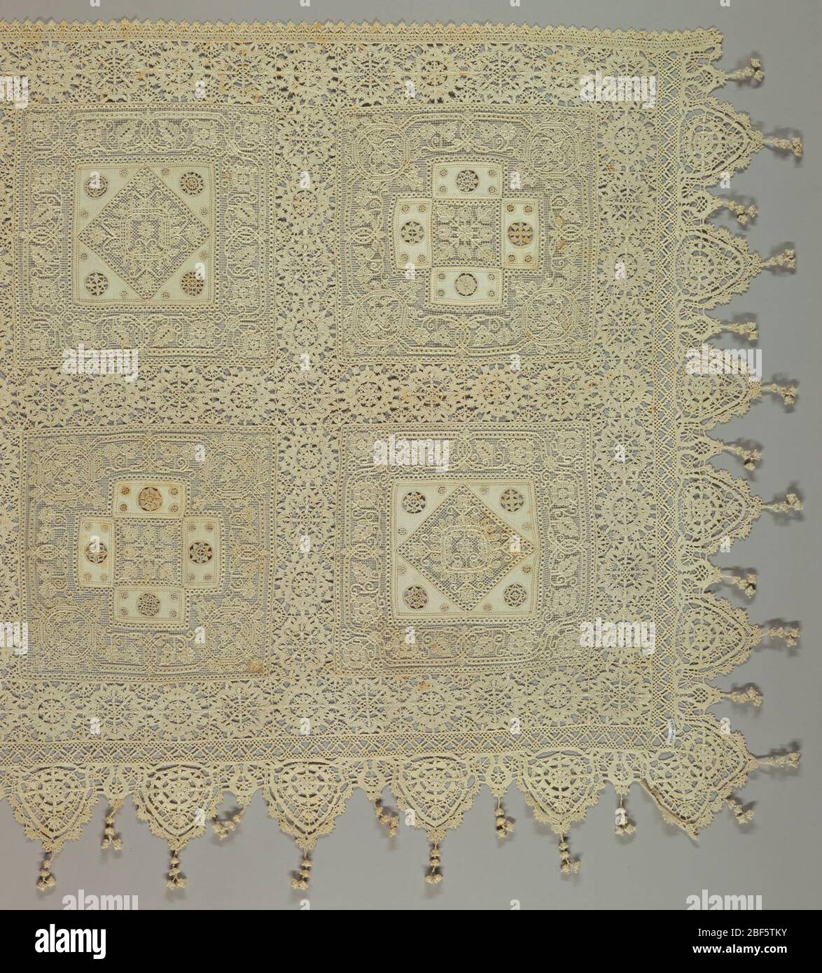 Panno dell'altare. Lungo altare rettangolare in tela di quadrati ricamati a rete disposti su due file. I due motivi alternati sono un diamante all'interno di un quadrato e una croce all'interno di un quadrato. Foto Stock