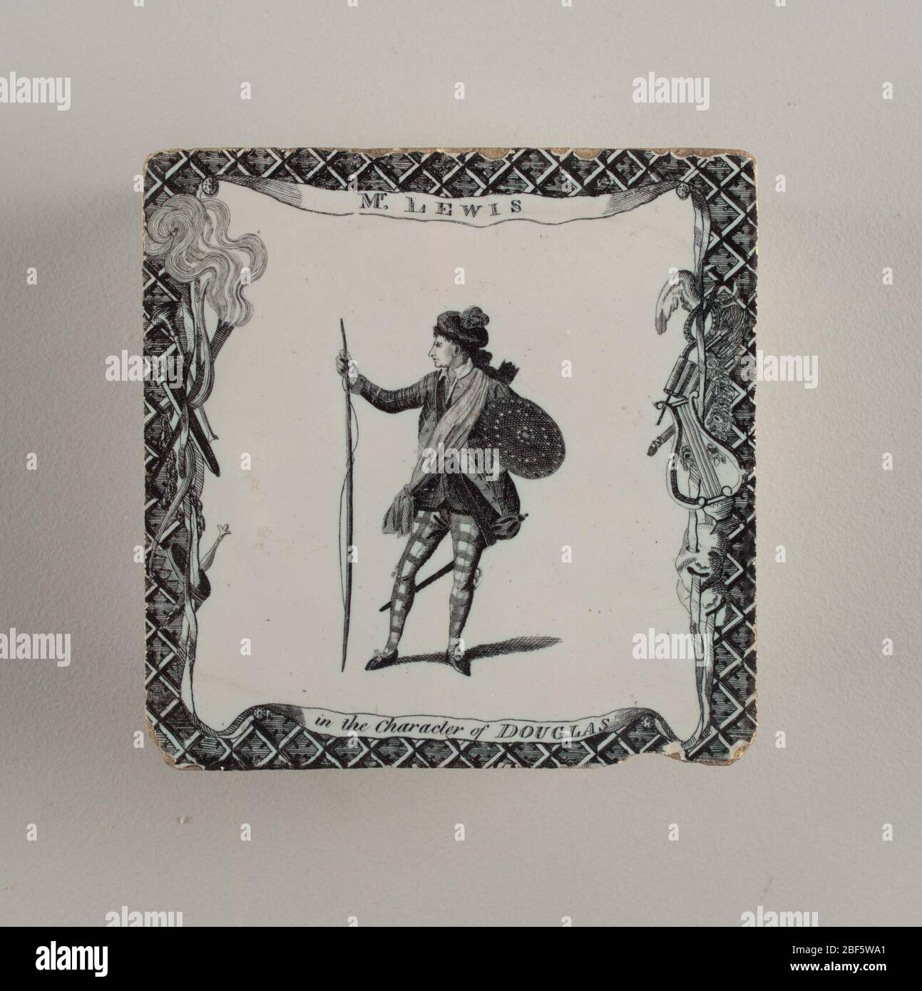 Affiancamento. Mattonella quadrata. 'Mr. [William Thomas] Lewis nel personaggio di Douglas'. Figura in piedi, armata, corpo davanti osservatore, testa a sinistra, una mano appoggiata sulla prua a sinistra. Bordo a graticcio con trofei e banderole. Design dal Bell's British Theatre, 1776-78. Foto Stock