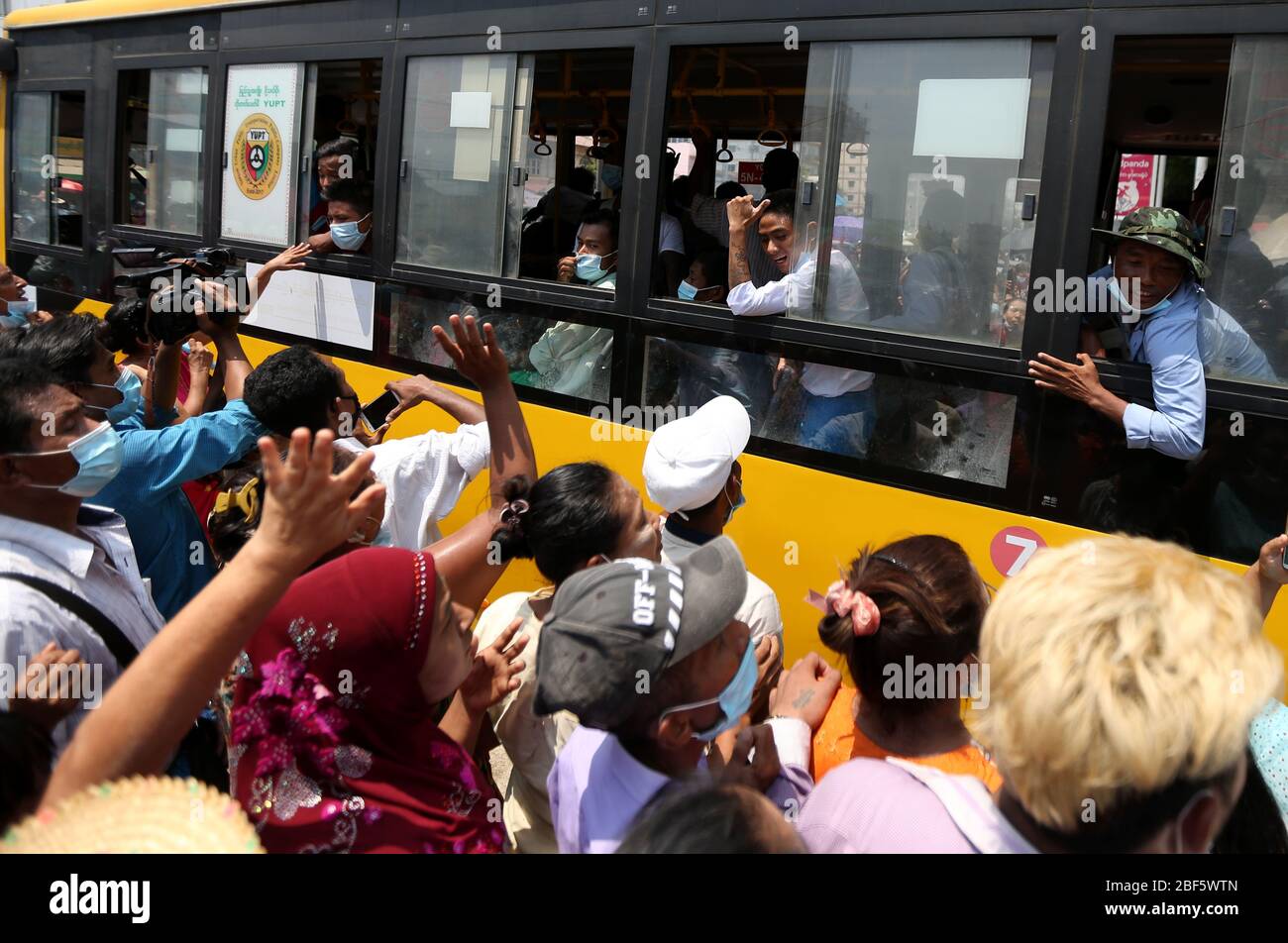 Yangon, Myanmar. 17 Aprile 2020. I prigionieri sono trasportati in un autobus fuori dalla prigione di Insein a Yangon, Myanmar, 17 aprile 2020. Il governo del Myanmar ha concesso l'amnistia a un totale di 24,983 prigionieri incondizionatamente il venerdì, primo giorno del calendario del Myanmar di Capodanno. Credit: U Aung/Xinhua/Alamy Live News Foto Stock